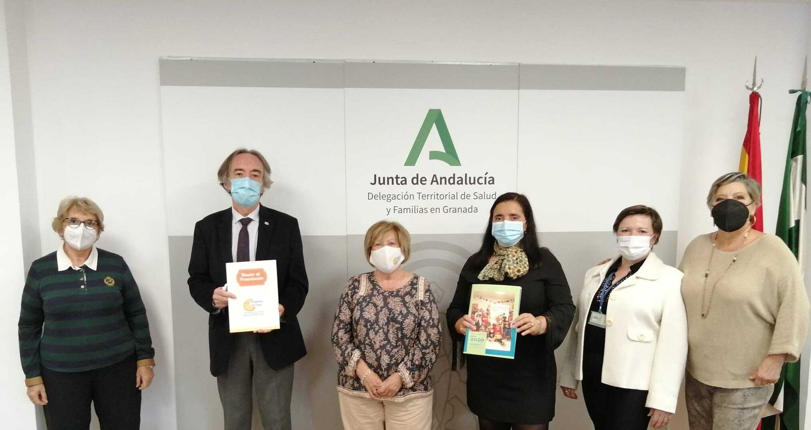 Firma del convenio entre el Hospital Virgen de las Nieves de Granada y la asociación Pídeme la Luna.