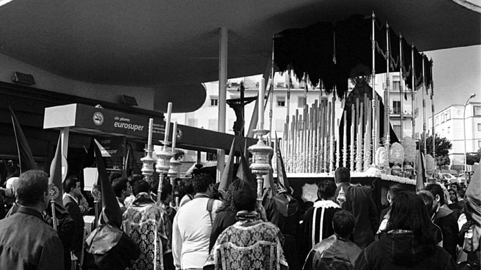 La Fe refugiándose de la lluvia bajo la gasolinera del Corte Inglés en 1998