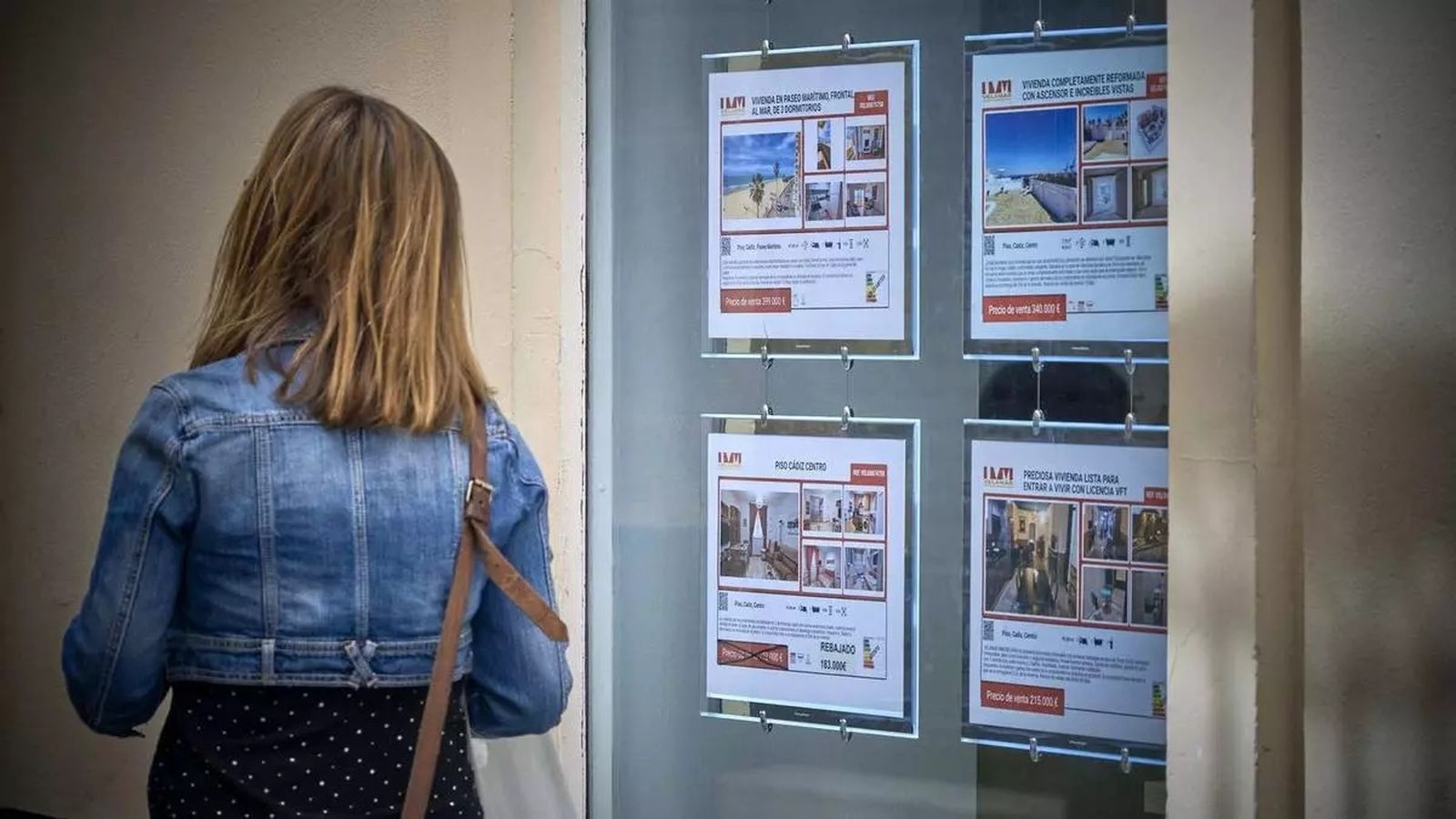 Un escaparate con ofertas de compraventa de vivienda en Cádiz