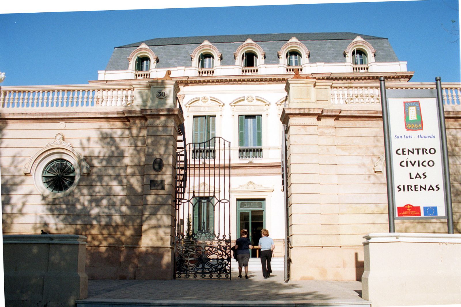 Entrada principal del centro cívico Las Sirenas, en la Alameda de Hércules.