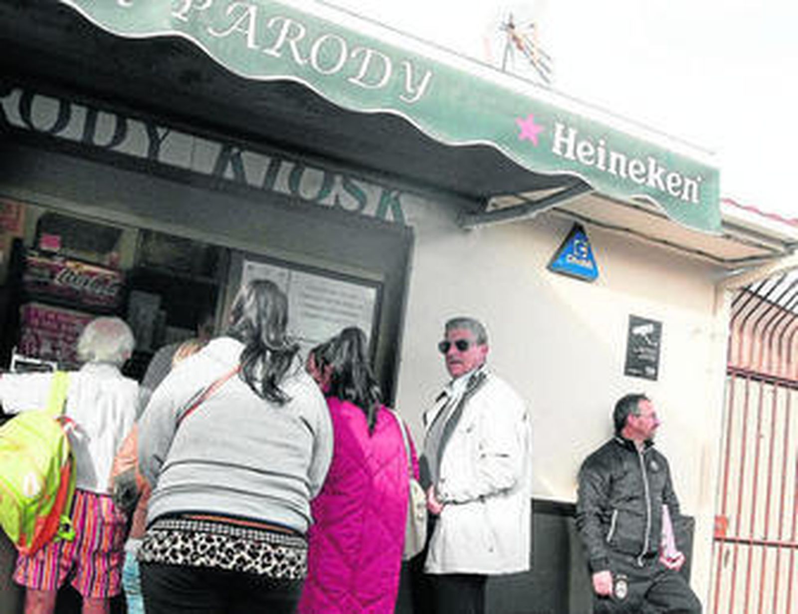 El conocido quiosco Parody, a la entrada de la colonia, uno de los que más tabaco vende.