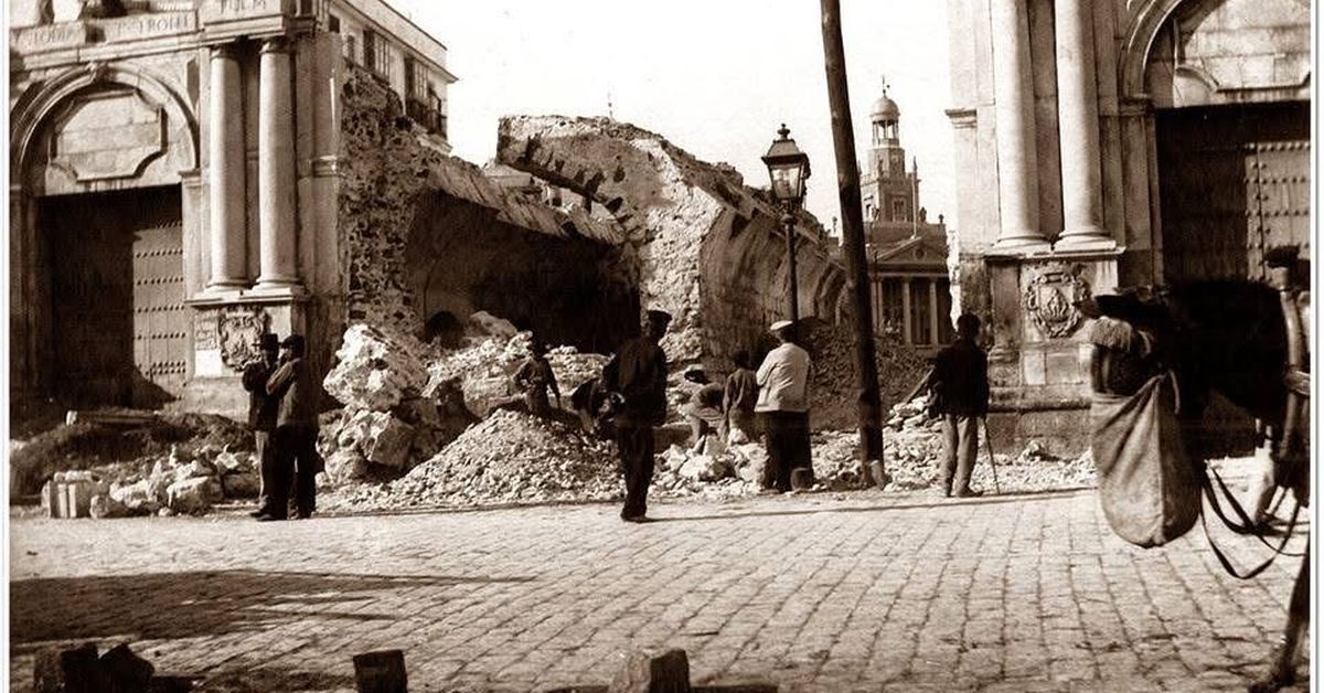 Ya las están derribando, las murallitas de Cádiz