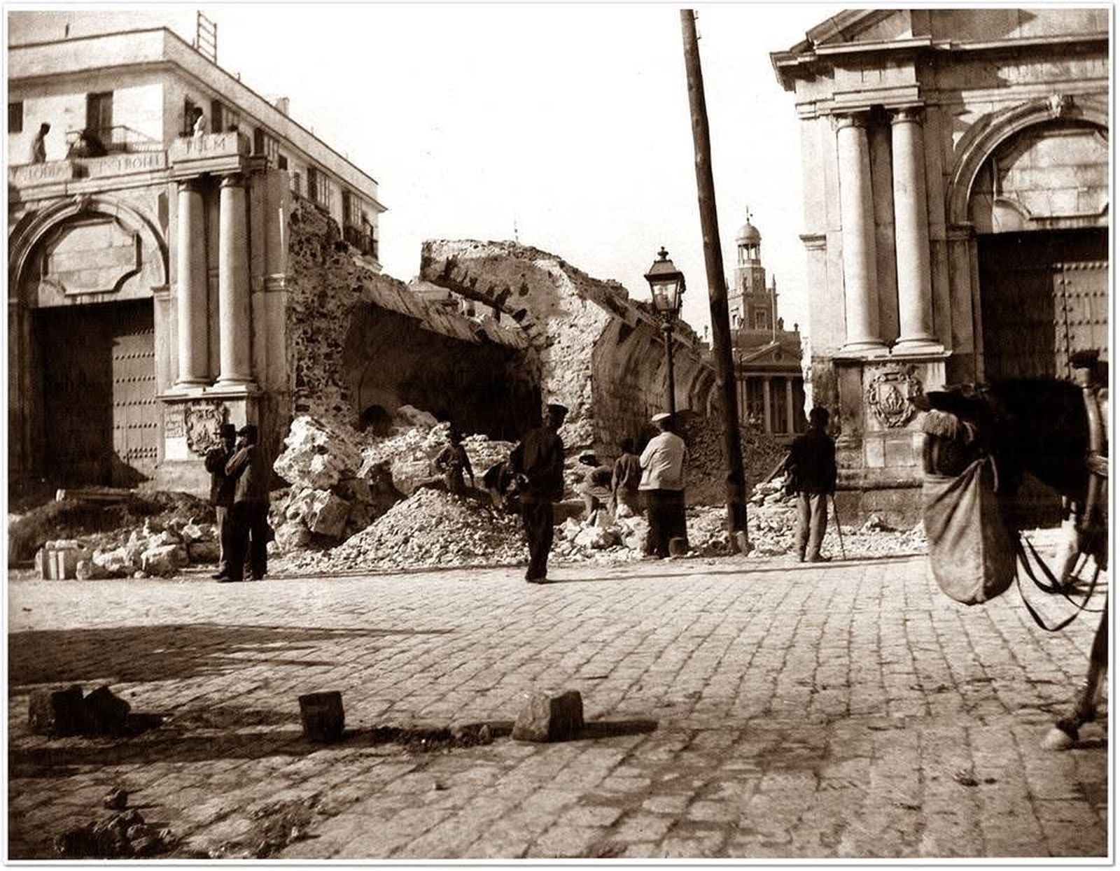 Ya las están derribando, las murallitas de Cádiz