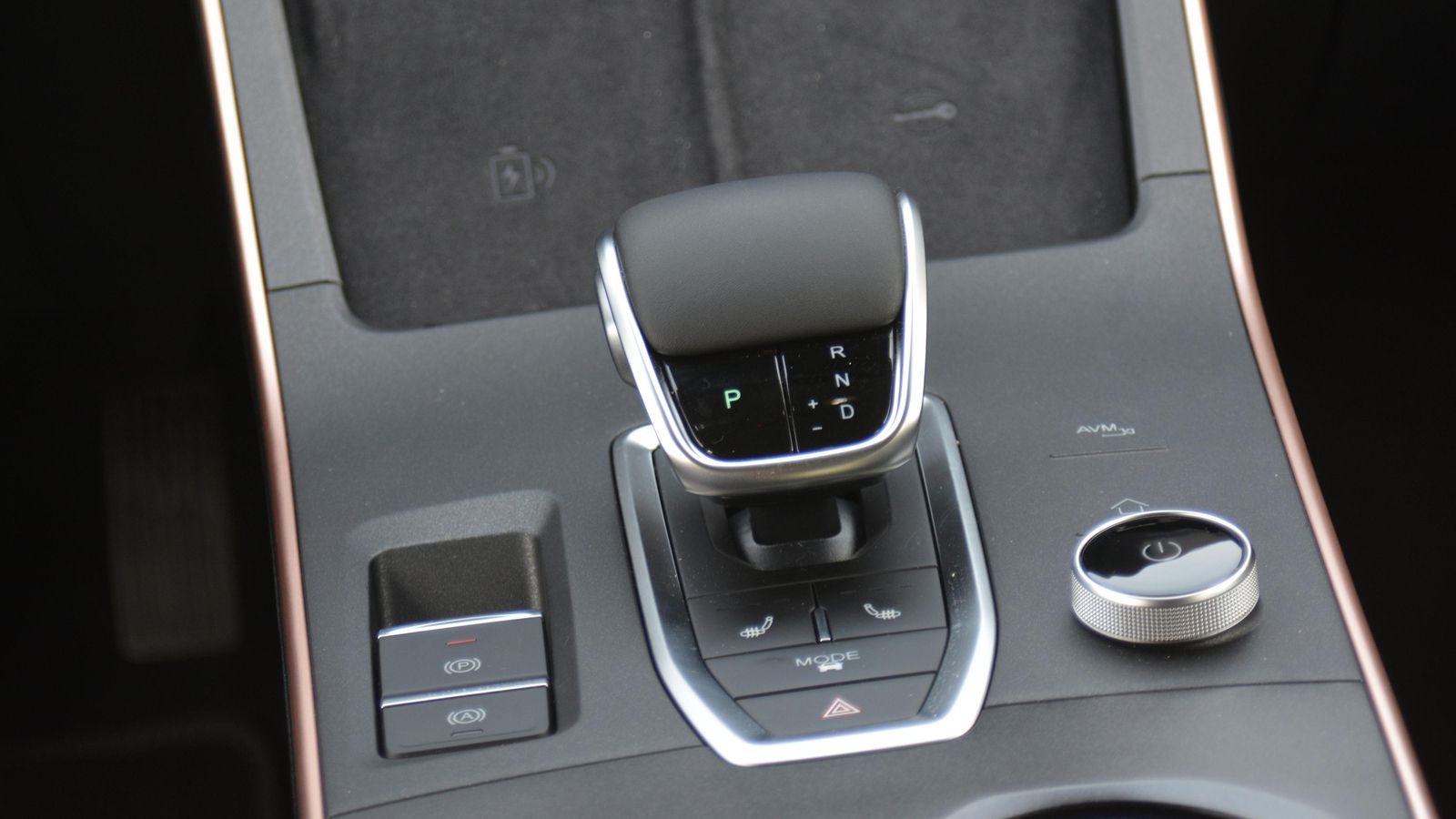 Alrededor del cambio se combinan pulsadores y mandos giratorios. Entre los primeros está el control de los modos de conducción.