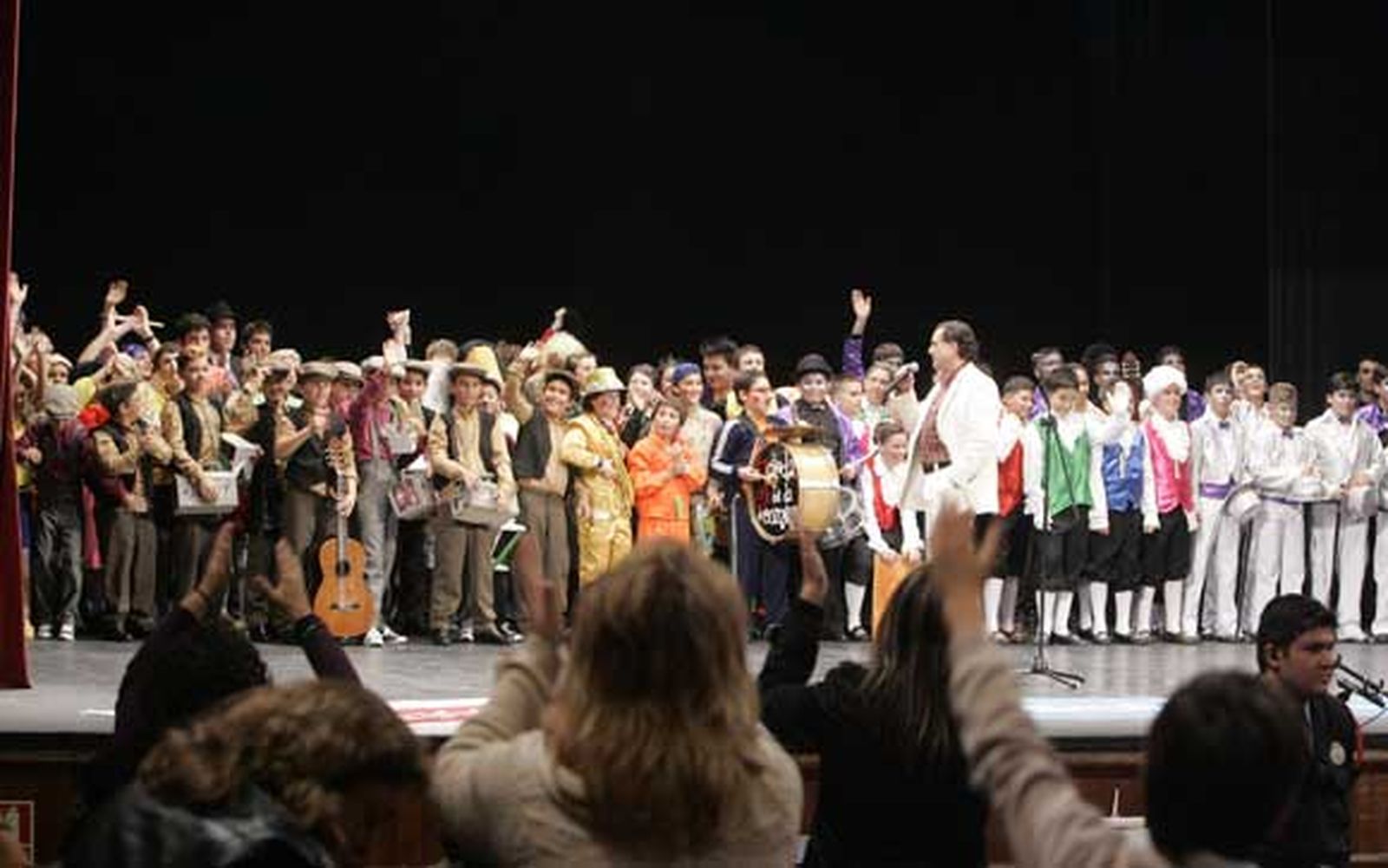 Los integrantes de las siete agrupaciones finalistas cantaron juntos sobre el escenario el pasodoble "Me han dicho que el amarillo...", de Manolo Santander

Foto: Lourdes de Vicente