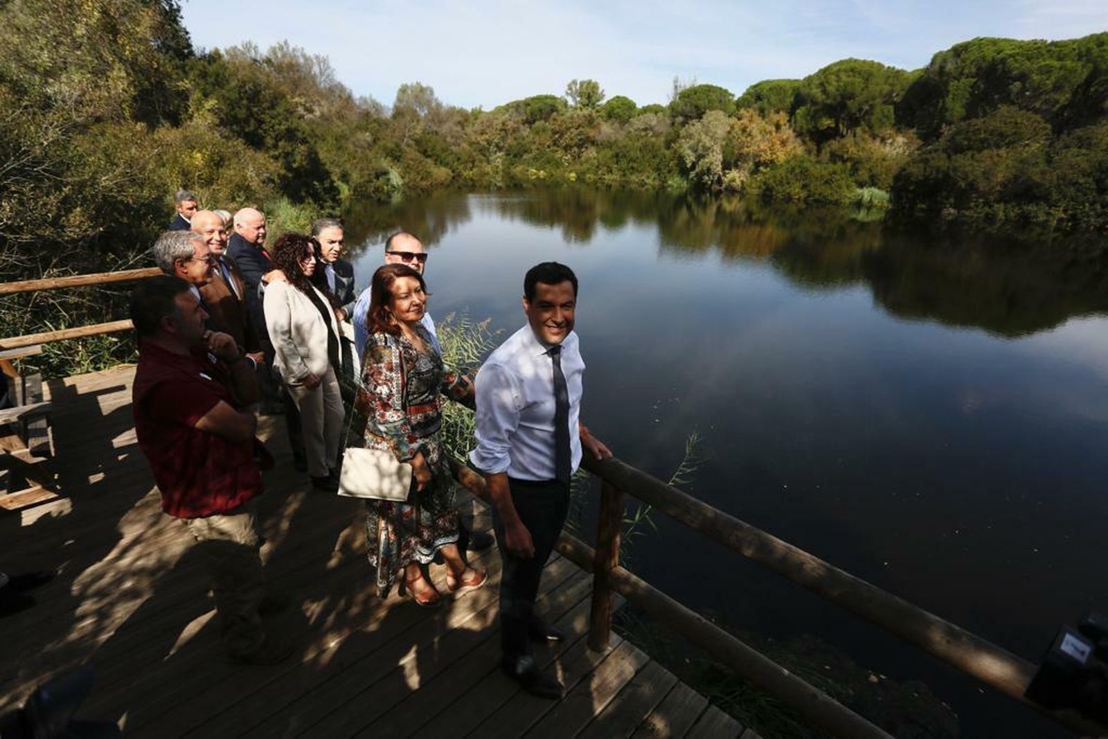 Juanma Moreno, con su equipo tras celebra el Consejo de Gobierno de la Junta en Doñana.