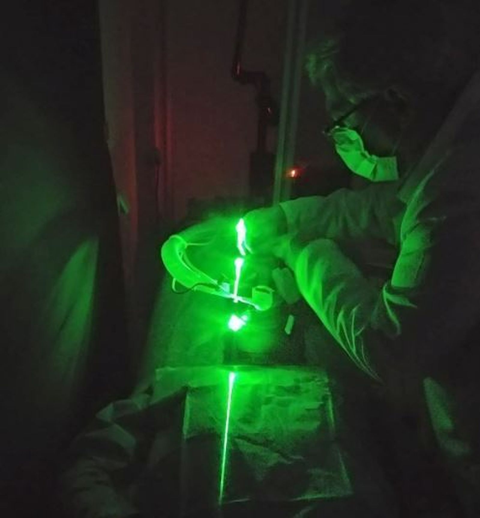 Uno de los investigadores durante una de las pruebas de estanqueidad.