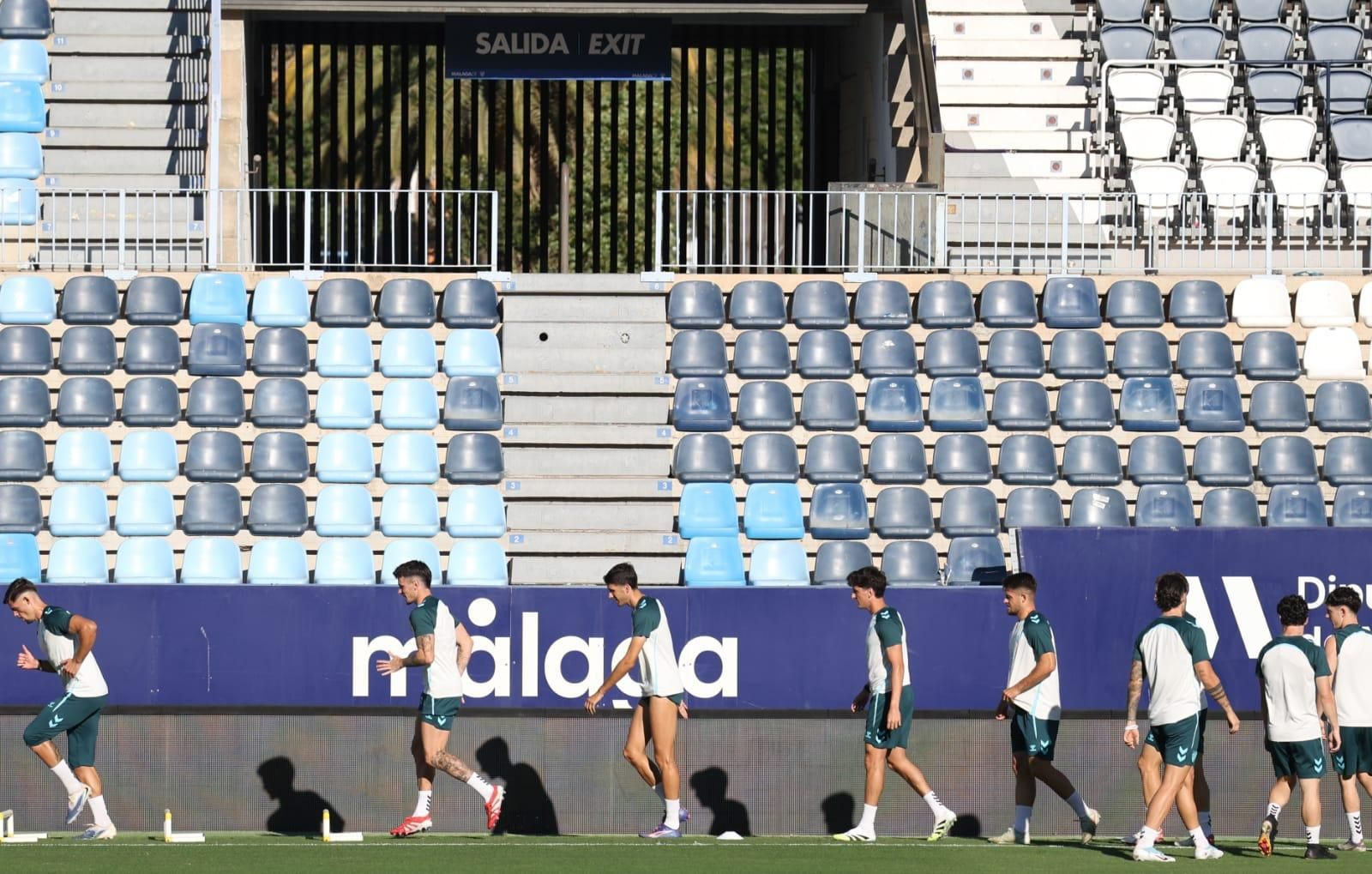El Málaga CF resguarda a Izan Merino, tocado en su tobillo izquierdo