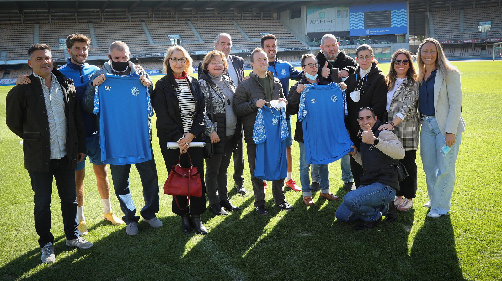 El presidente del Xerez DFC, Ignacio de la Calle y los jugadores Bello y Goma posan con personal y asociados de Afanas Jerez. El presidente del Xerez DFC, Ignacio de la Calle y los jugadores Bello y Goma posan con personal y asociados de Afanas Jerez.