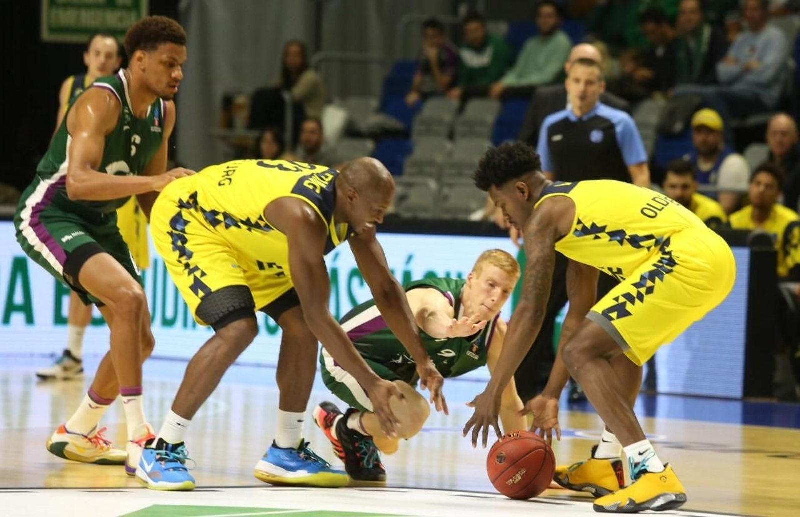 Alberto Díaz y Toupane pelean por un balón dividido.