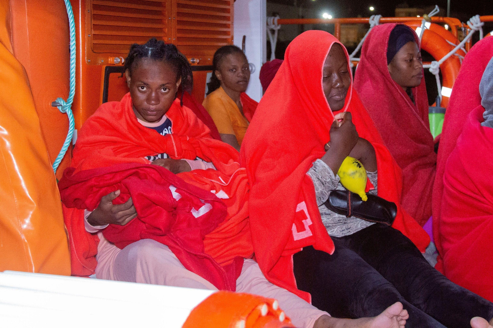 La Junta realizará pruebas PCR de coronavirus a los 48 inmigrantes llegados en patera a la Costa de Granada