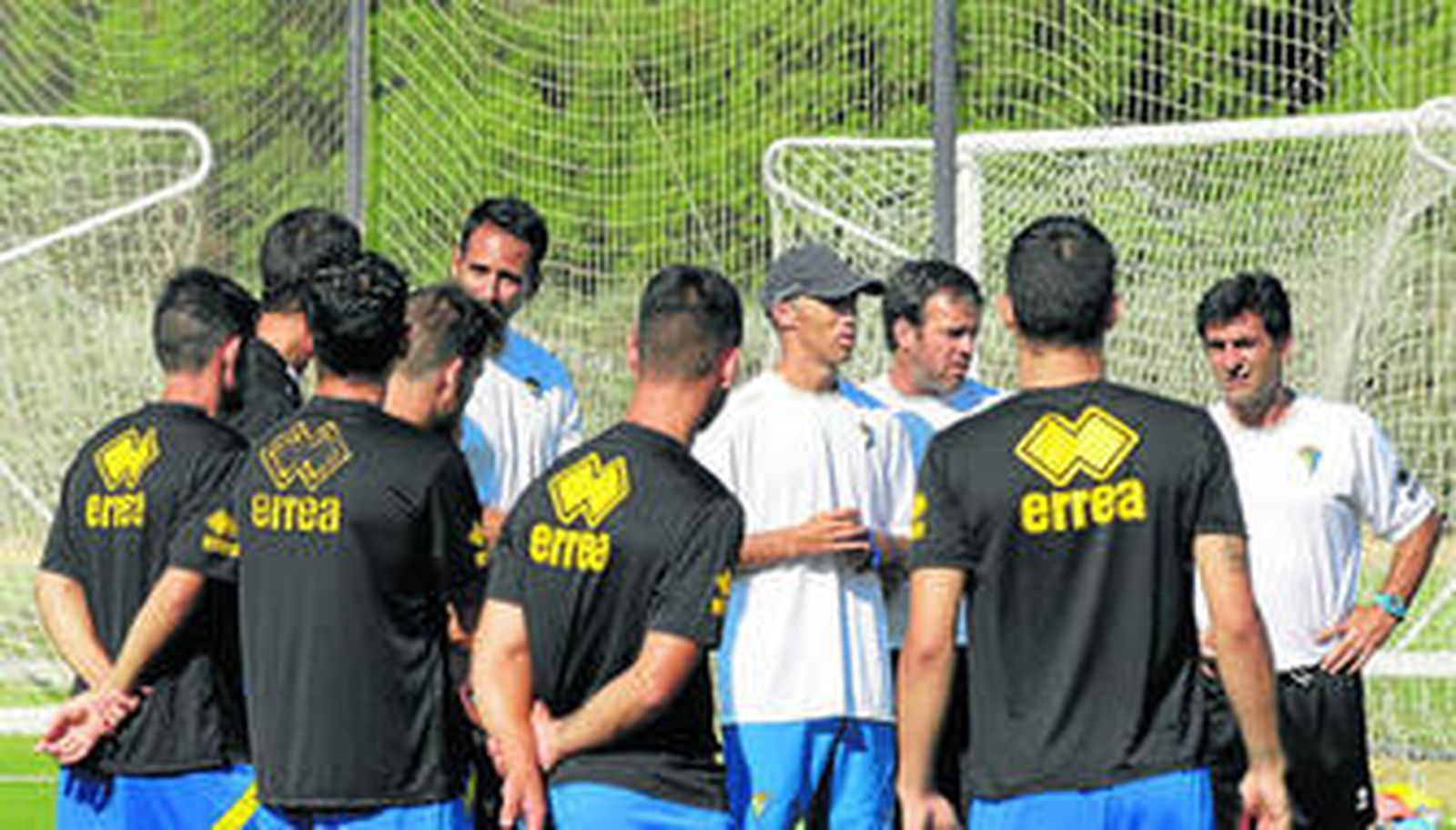 El entrenador, Antonio Calderón, se dirige a sus jugadores en una sesión de trabajo de la pretemporada.