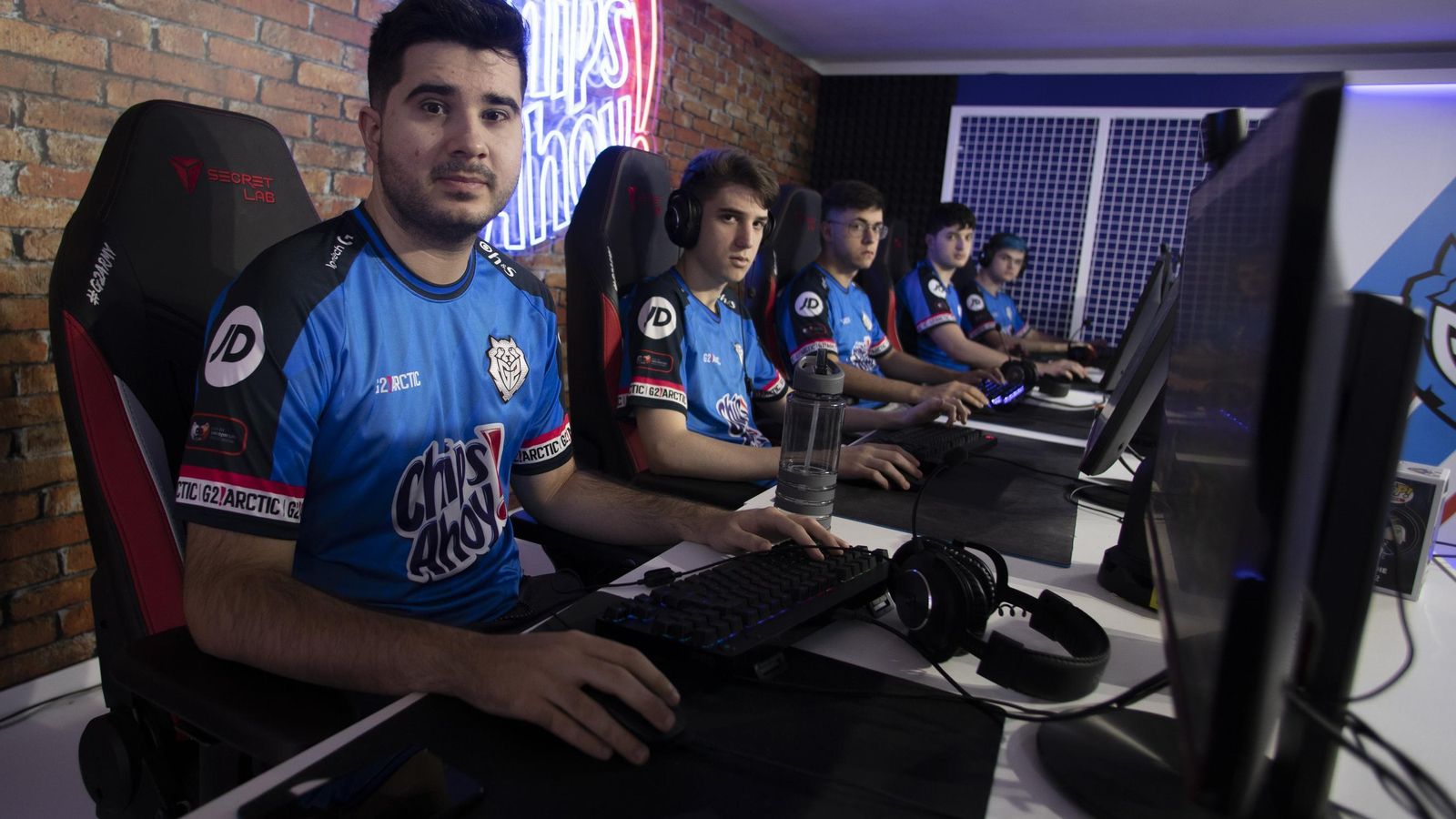 Los jugadores posan junto a los ordenadores con los que entrenan y disputan sus encuentros