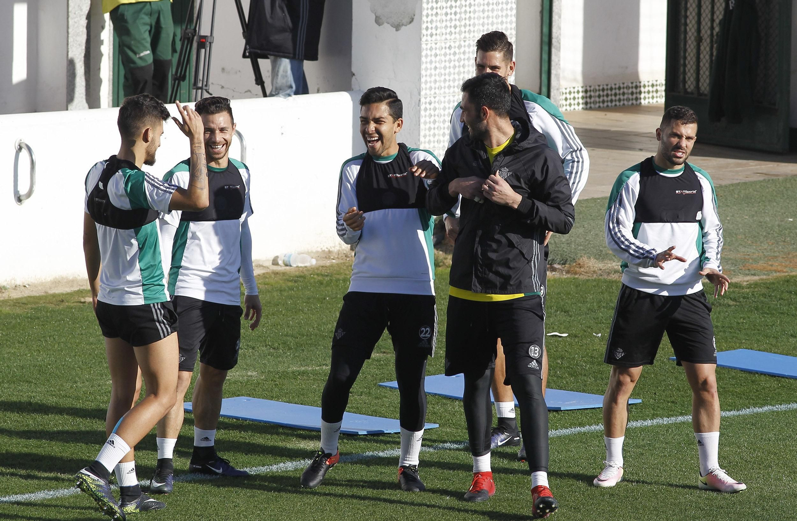 Rubén Castro y Petros, entre otros, sonrientes en la vuelta al trabajo.