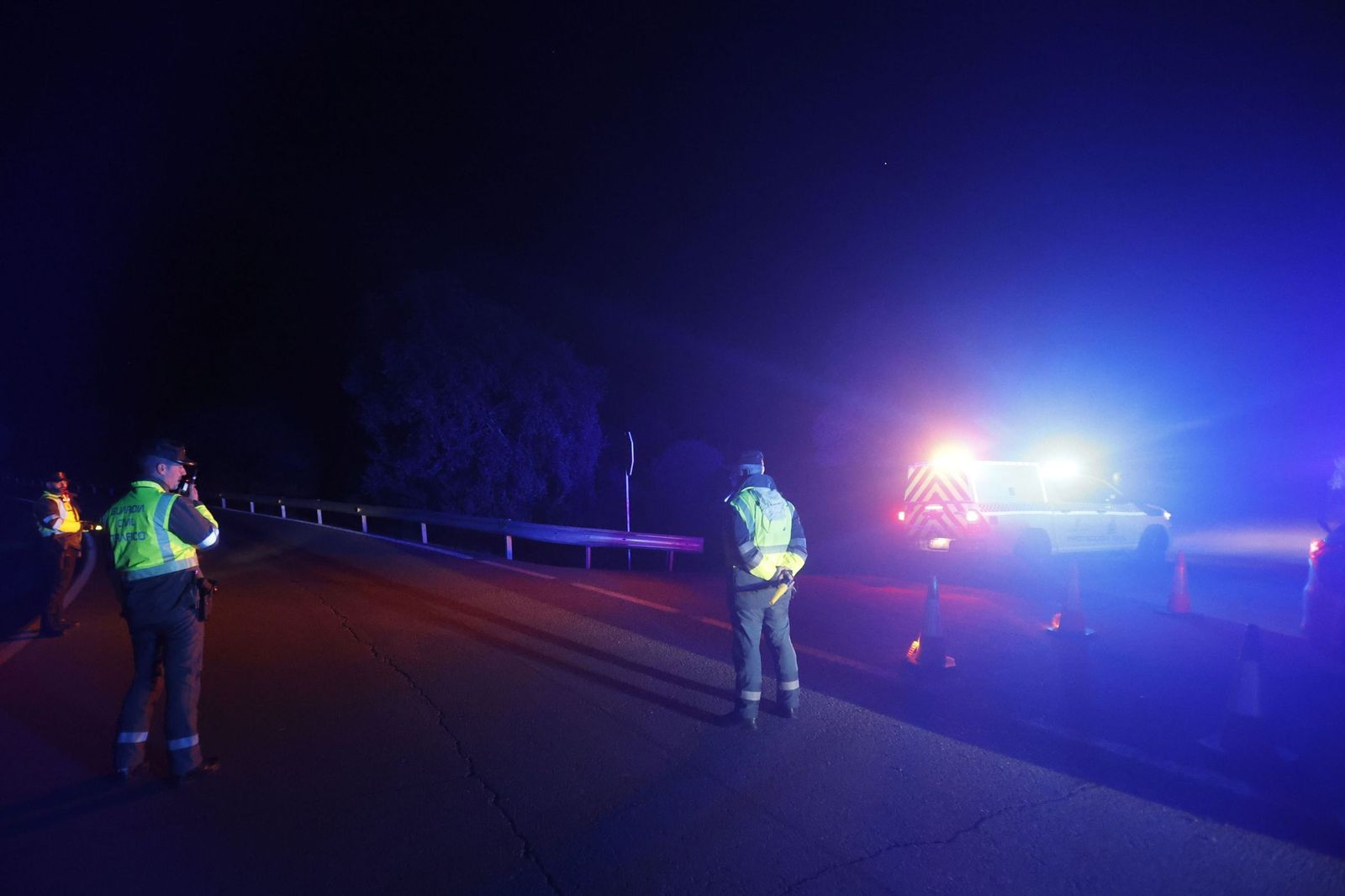 Las imágenes de los vehículos de emergencias evacuando a los pasajeros del descarrilamiento en Adamuz