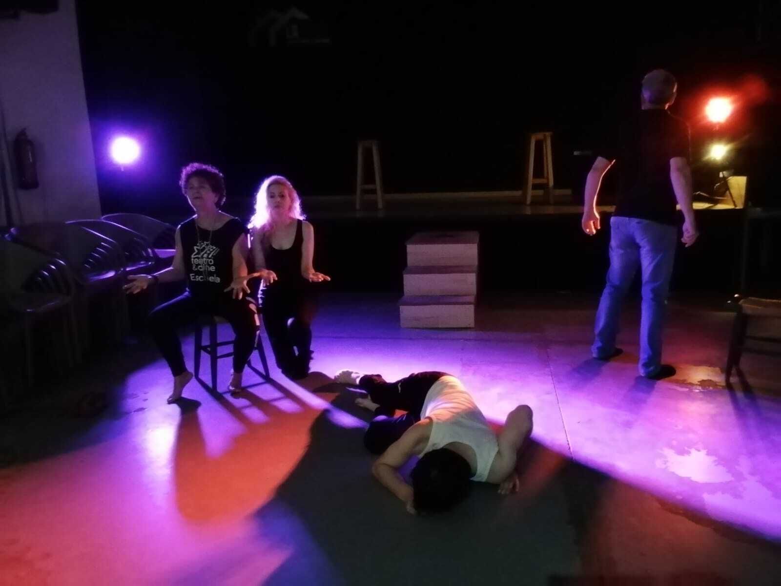 Los actores en un ensayo de 'Onirio' en La Nave.