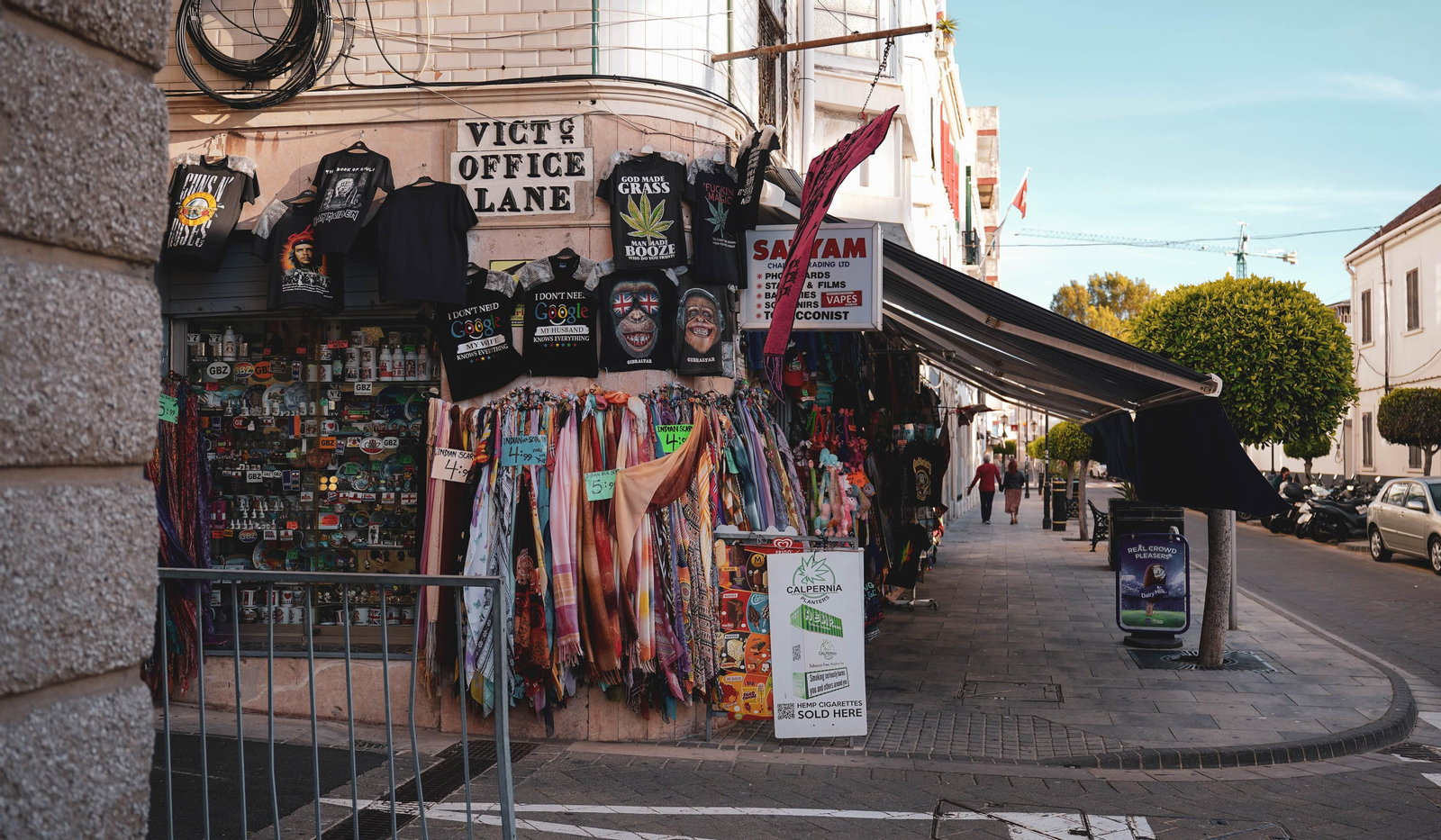 Un comercio en Victualling Office Lane, Gibraltar.