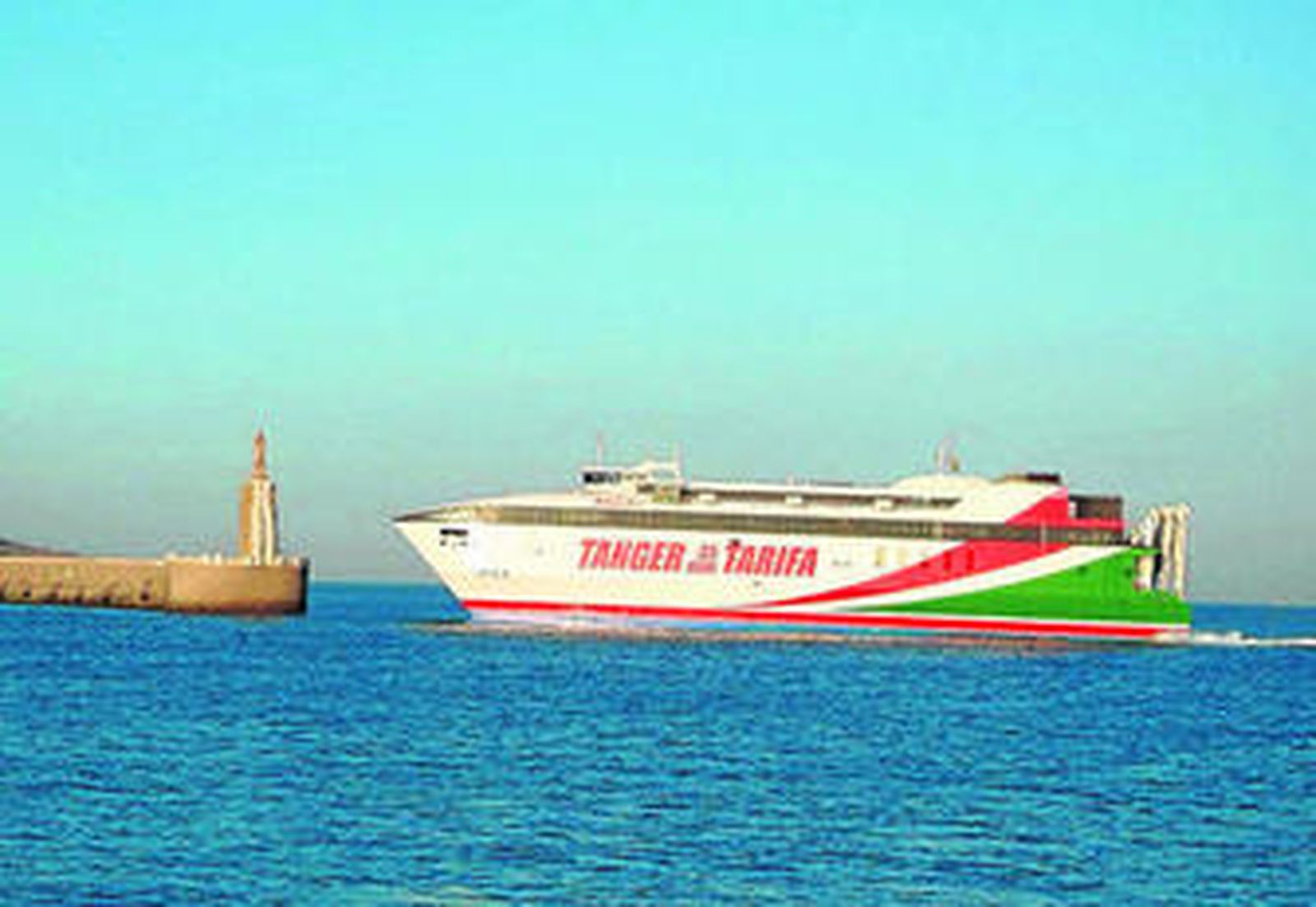 Un ferry accede al puerto de Tarifa, en una imagen de archivo.