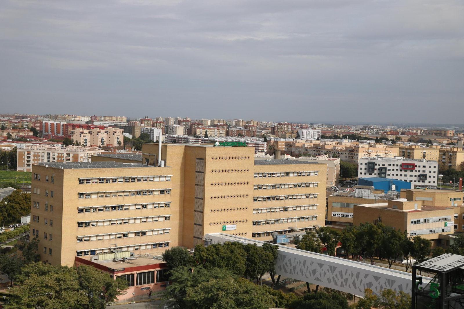 Vista aérea del Hospital Virgen del Rocío conectado por una pasarela con el Hospital de la Mujer.