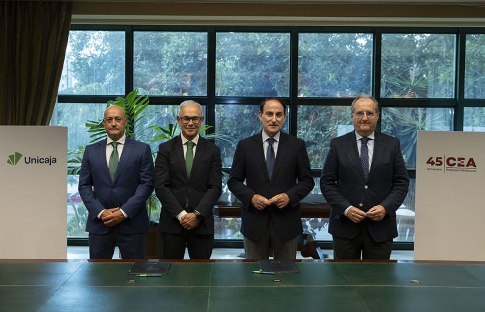 Responsables de Unicaja y de la CEA tras la firma reciente de un convenio de colaboración.