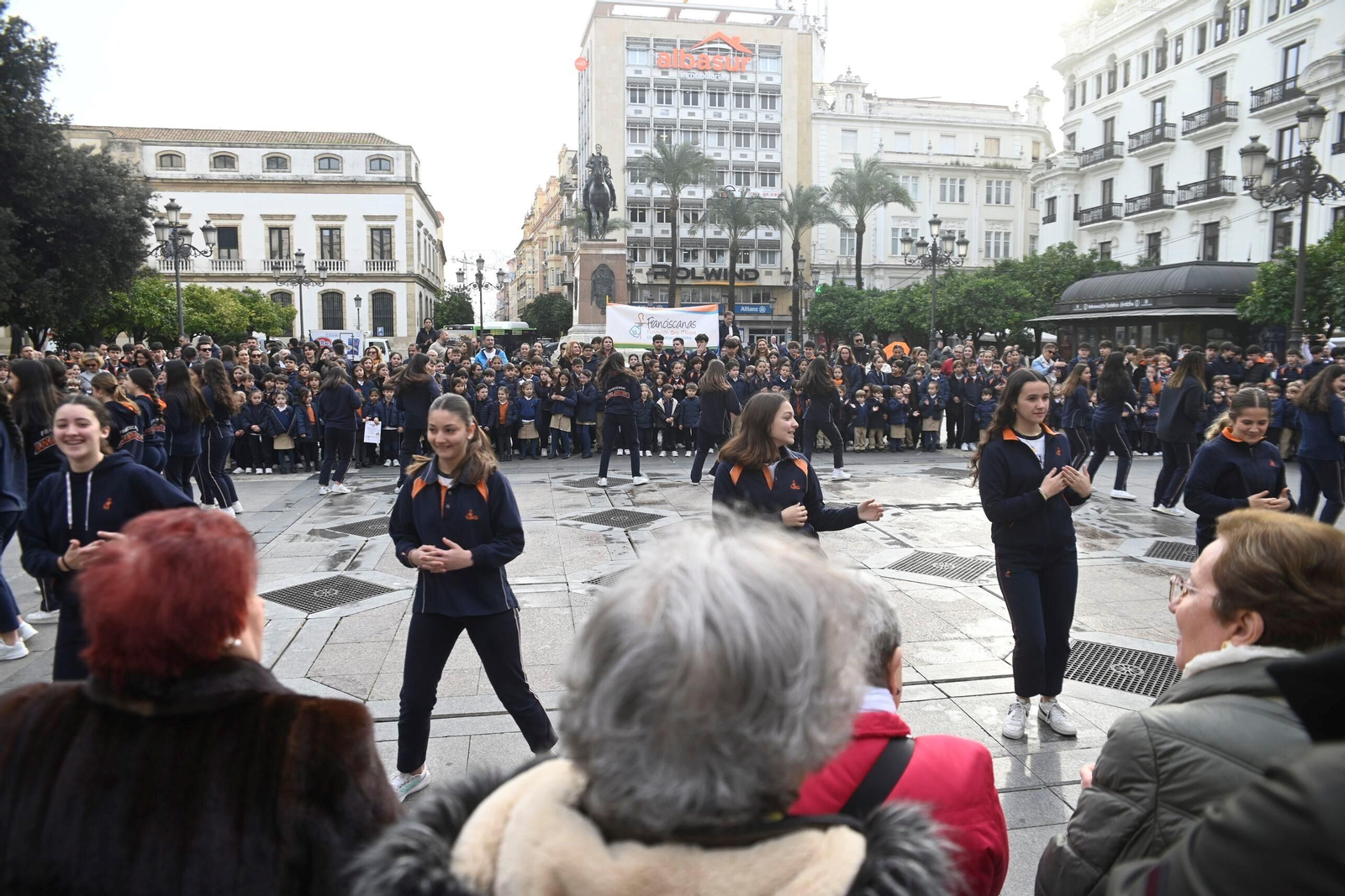 El reconocimiento del colegio Divina Pastora a los colectivos que protegen a los demás, en imágenes