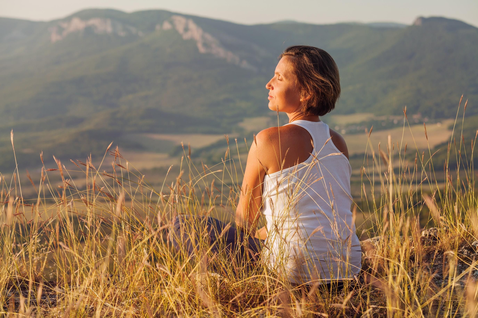 Una mujer meditando
