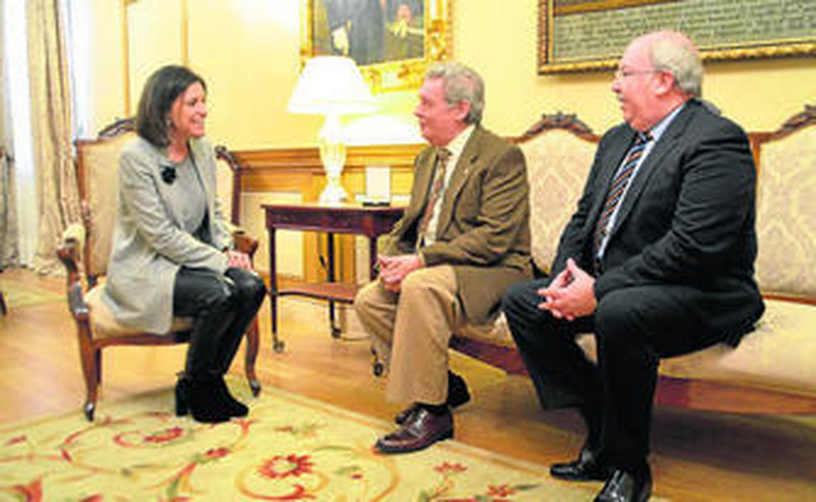 La alcaldesa, Patricia Cavada, junto al hermano mayor, Salvador Fornell, y otros miembros de la junta de gobierno.
