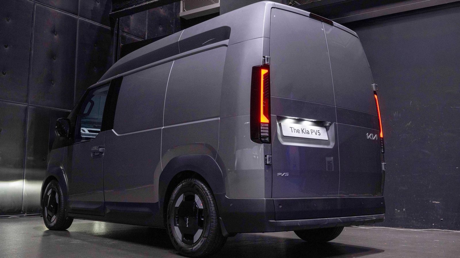 La versión furgón del PV5 con mayor capacidad es la que emplea el techo elevado. Así alcanza un volumen de carga de hasta 5,1 m3.