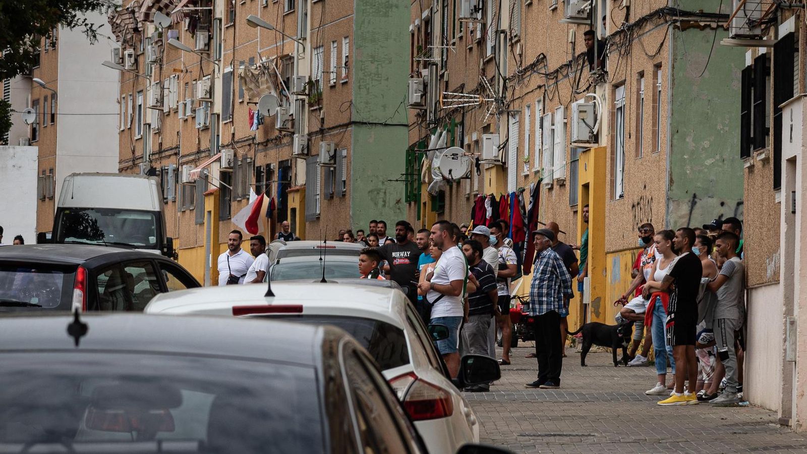 Vecinos de la zona observan la actuación policial. Vecinos de la zona observan la actuación policial.