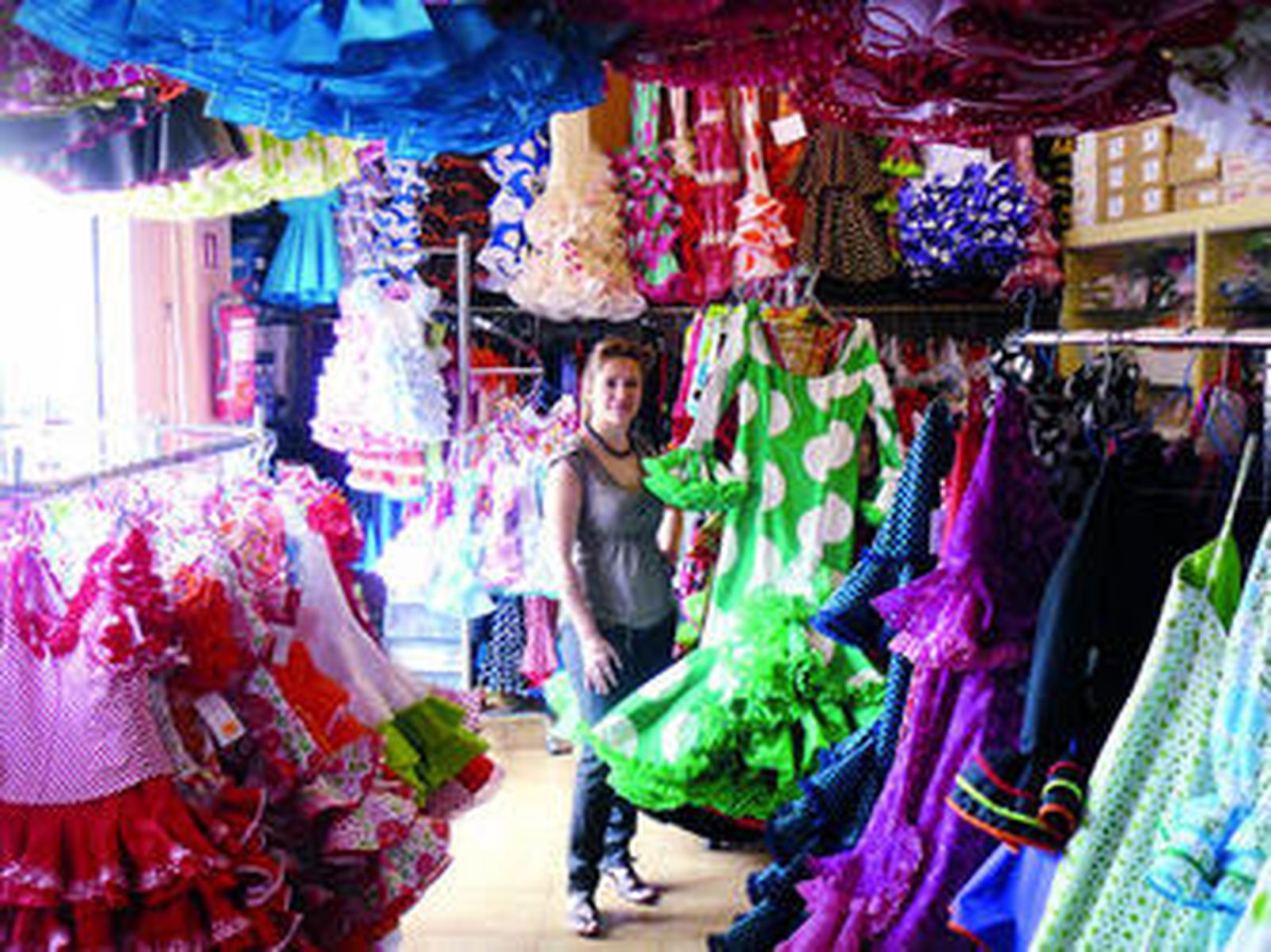 Lucía Sorroche, entre la gran cantidad de trajes que contiene su tienda.