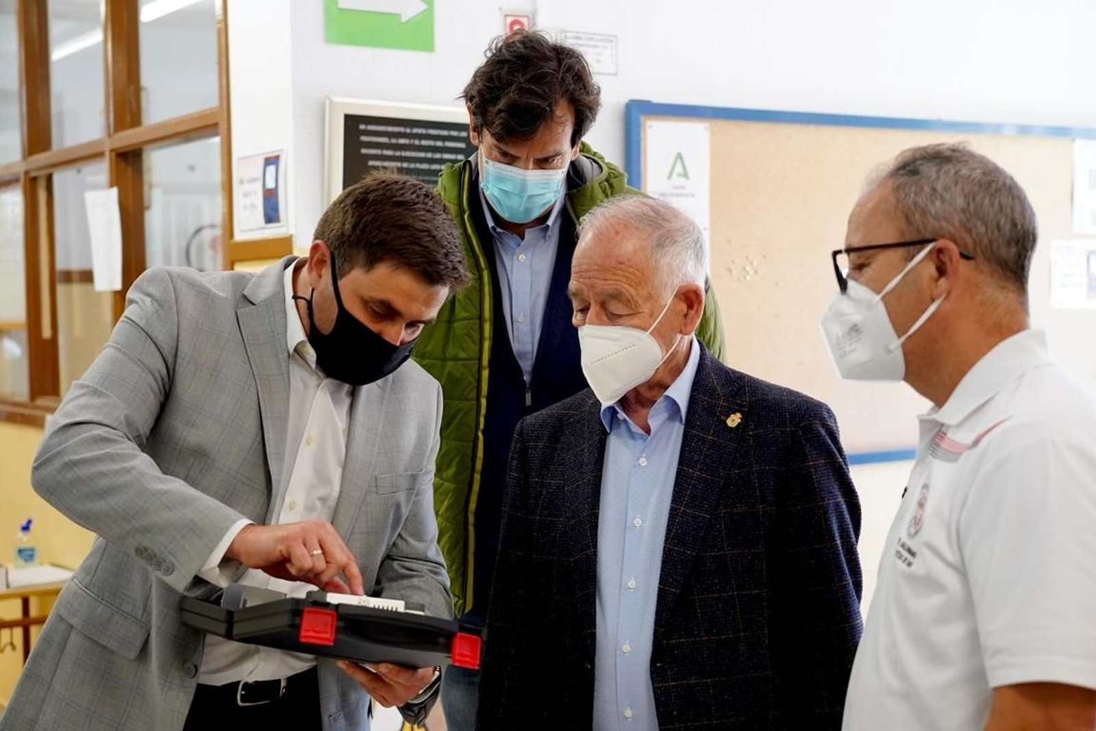 El Ayuntamiento de Roquetas reparte medidores de CO2 en los centros escolares