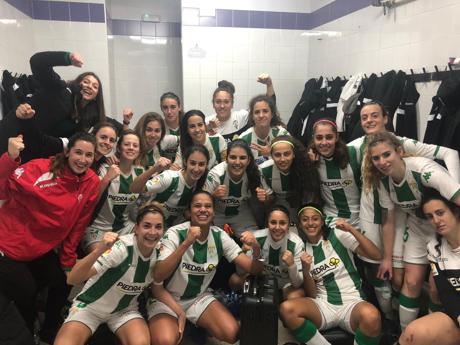 El Córdoba celebra su triunfo en Extremadura.