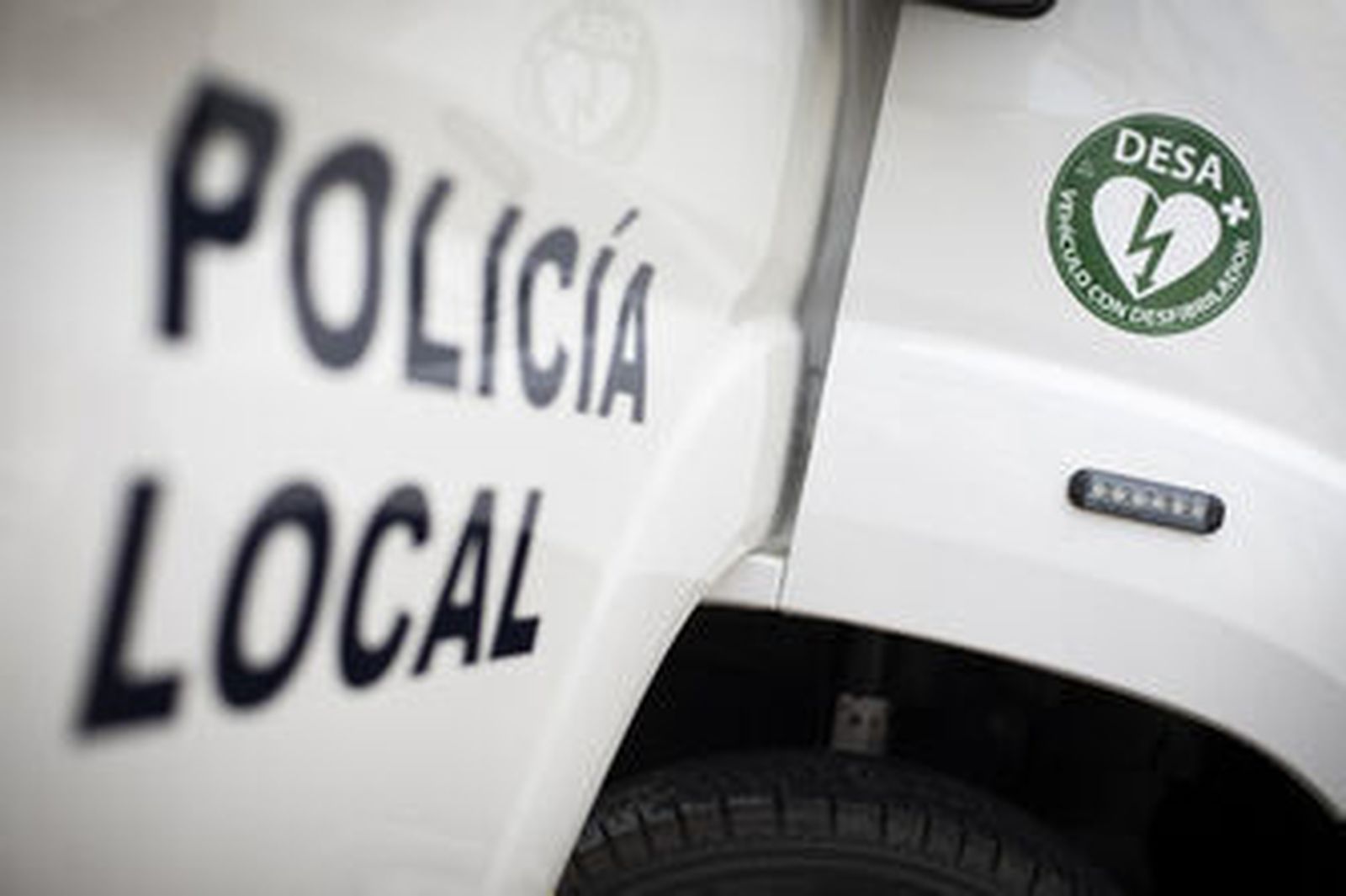 Trasladan a una mujer al hospital tras colisionar con una furgoneta en una rotonda de Granada