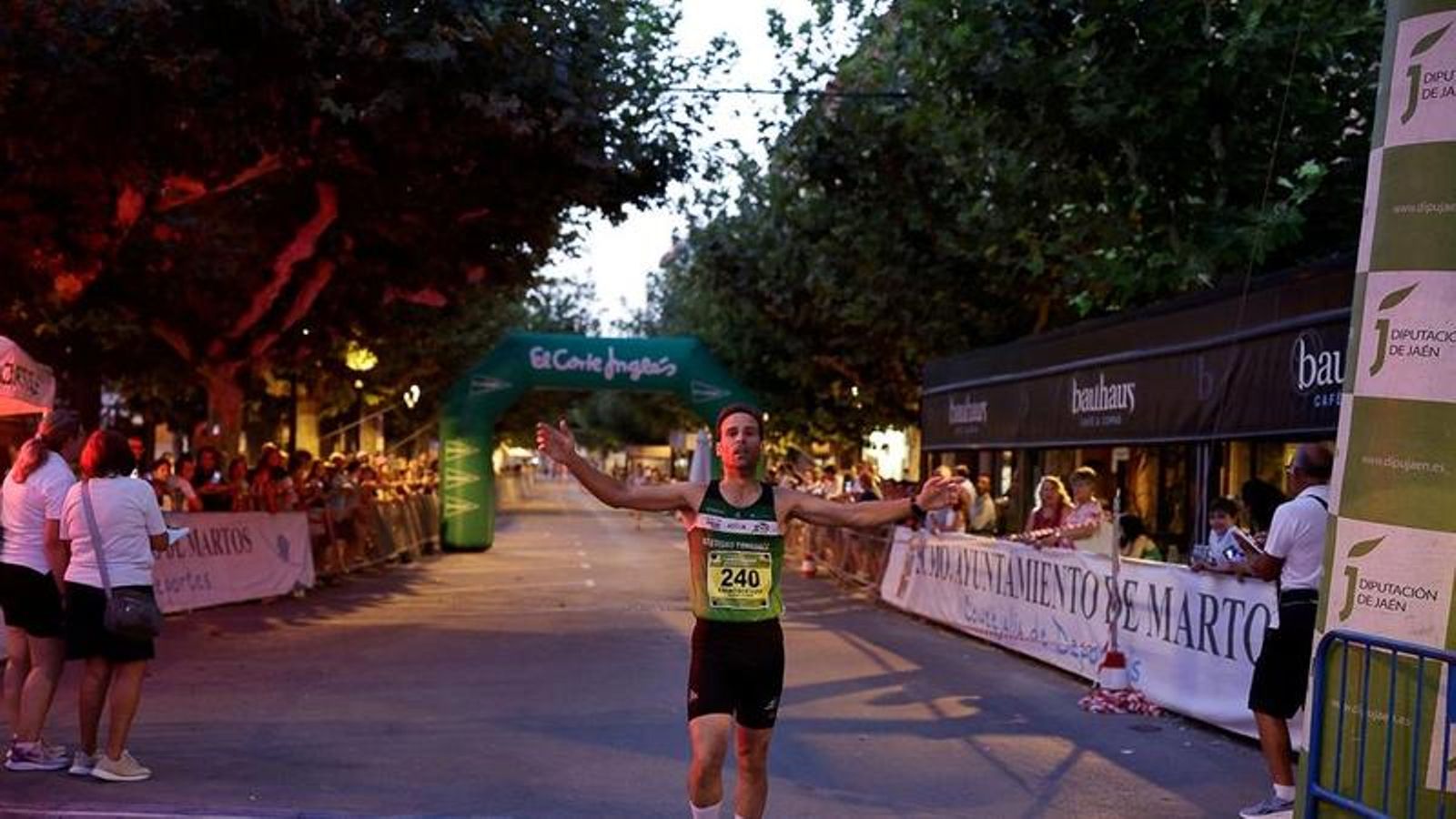 Francisco Luis Delgado, ganador de la categoría masculina de la XVI Carrera de San Bartolomé.d