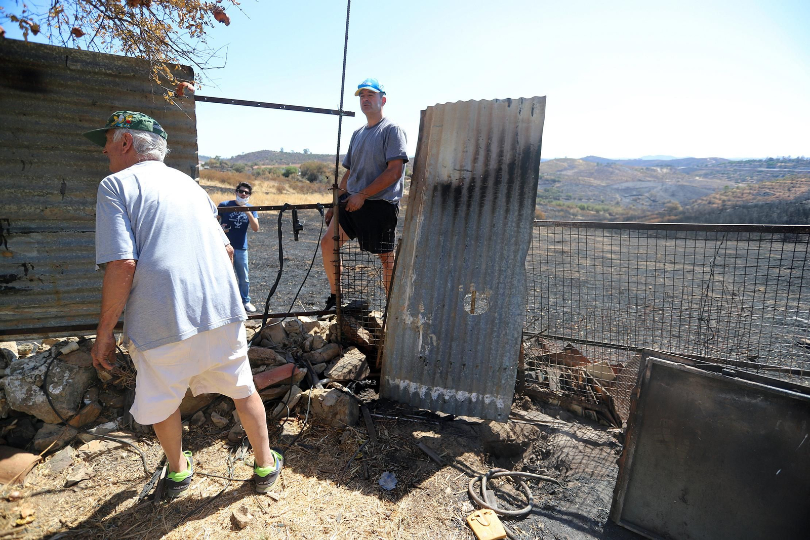 Imágenes de las zonas devastadas por el incendio de Almonaster la Real