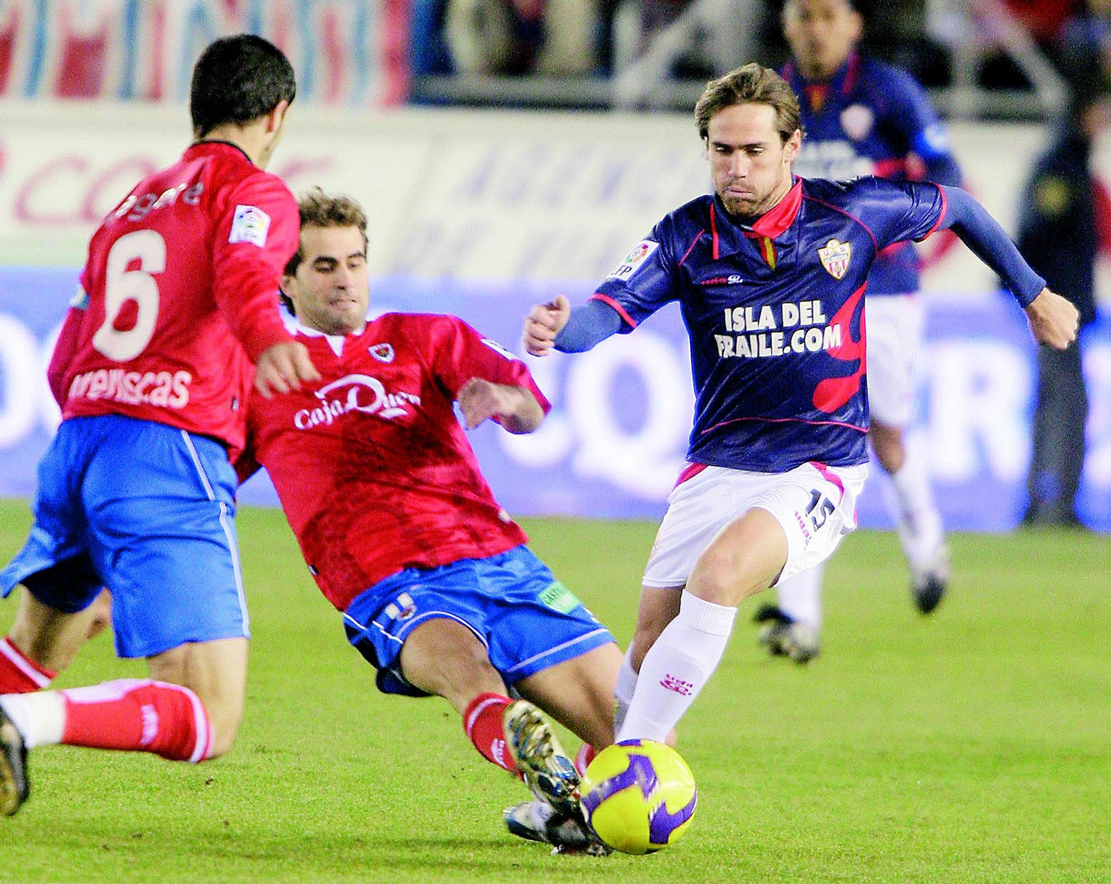 Miguel Ángel Corona, durante su etapa como rojiblanco en un duelo en Los Pajaritos.