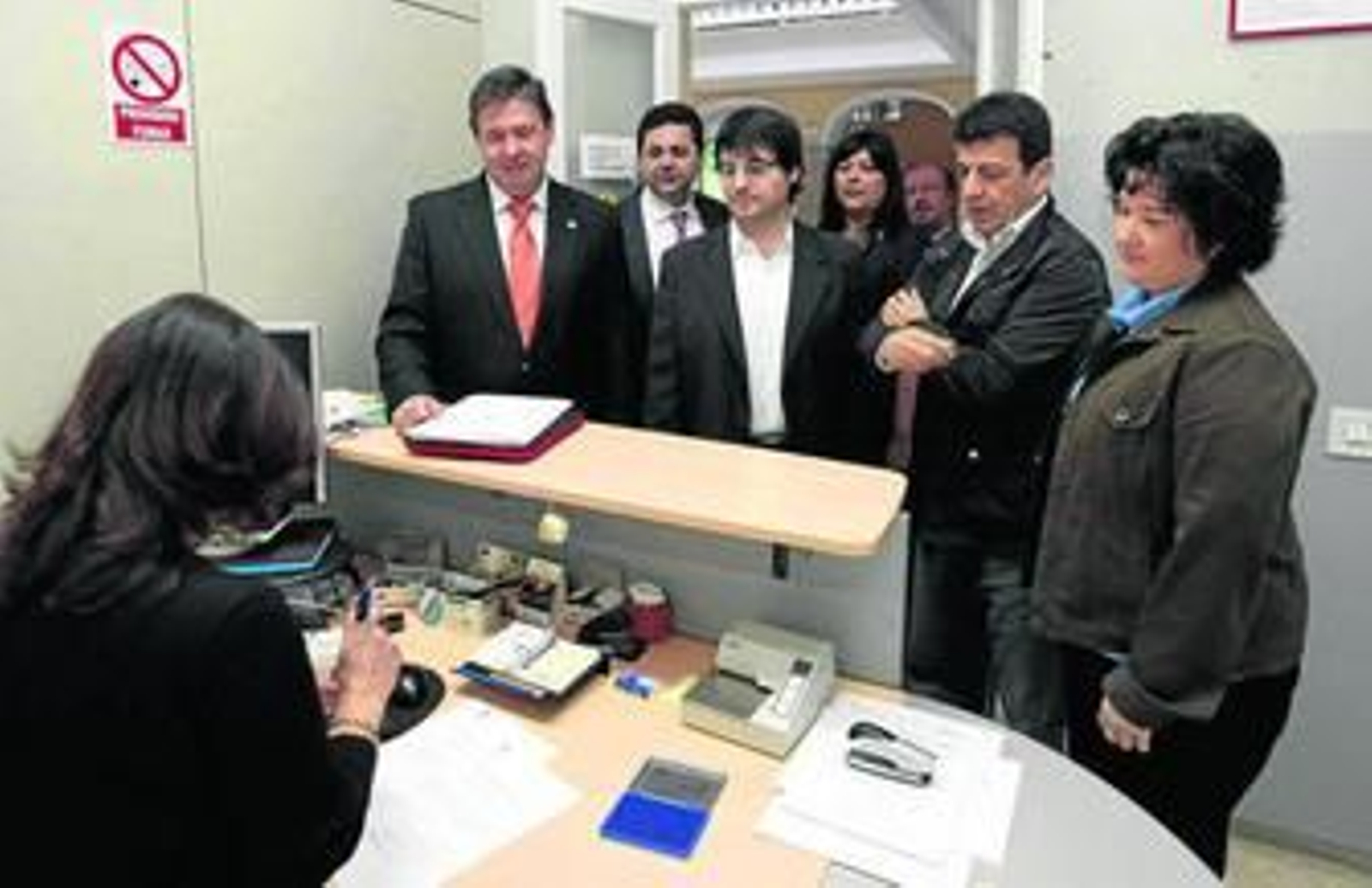 Rodríguez-Izquierdo presentó el martes su candidatura en el Registro General junto a miembros de su equipo.