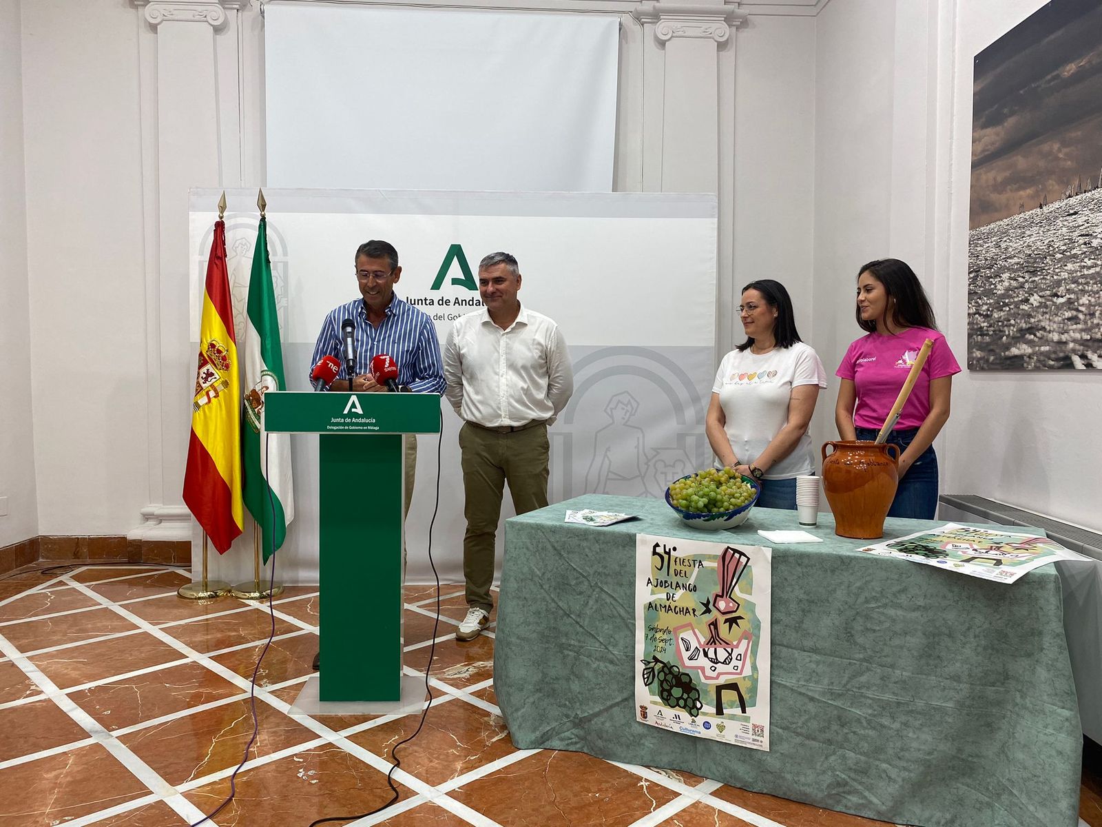 El delegado territorial de Agricultura, Pesca, Agua y Desarrollo Rural, Fernando Fernández Tapia-Ruano, presenta junto al alcalde de Almáchar, Antonio Yuste, la Fiesta del Ajoblanco, que celebra el municipio el 7 de septiembre en su 54 edición.