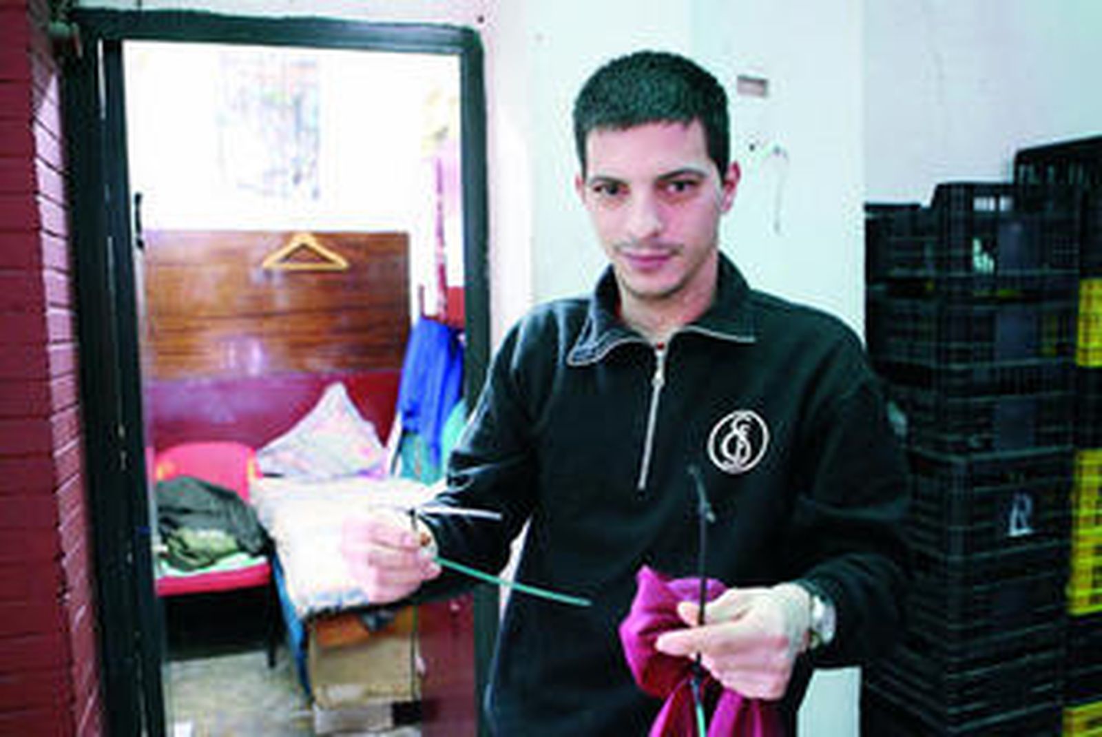 El vigilante de seguridad del mercado de la Encarnación, horas después del robo.