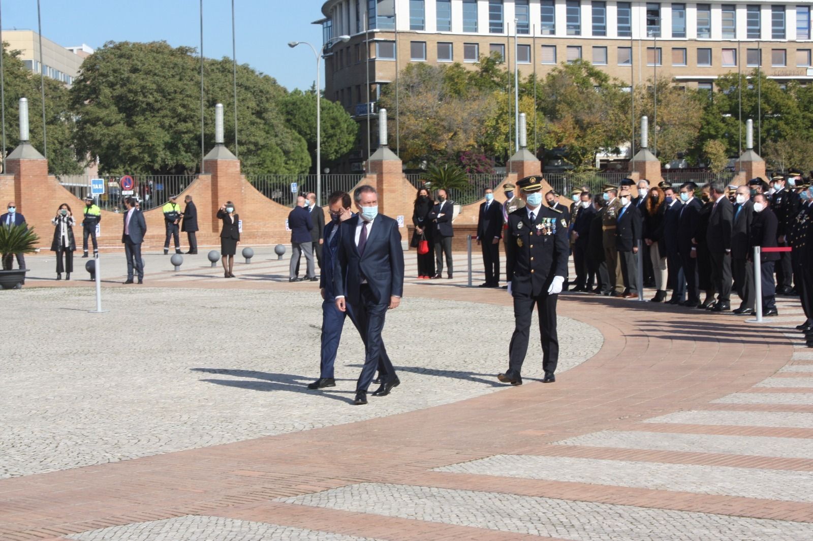 Juan Espadas pasa revista a la Policía Local, este martes en Fibes.