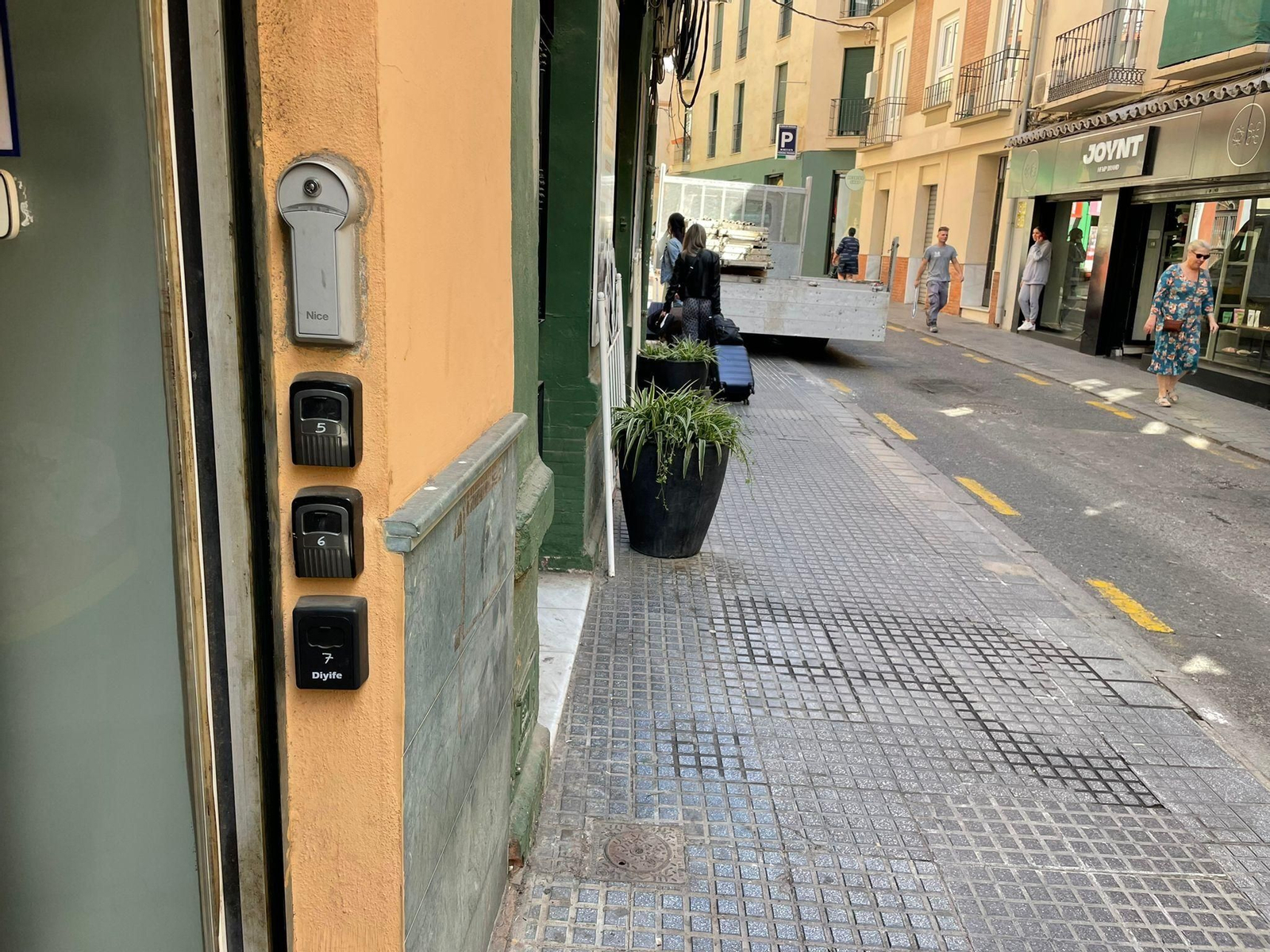 Los candados para las llaves de pisos turísticos acaparan verjas y fachadas del Centro