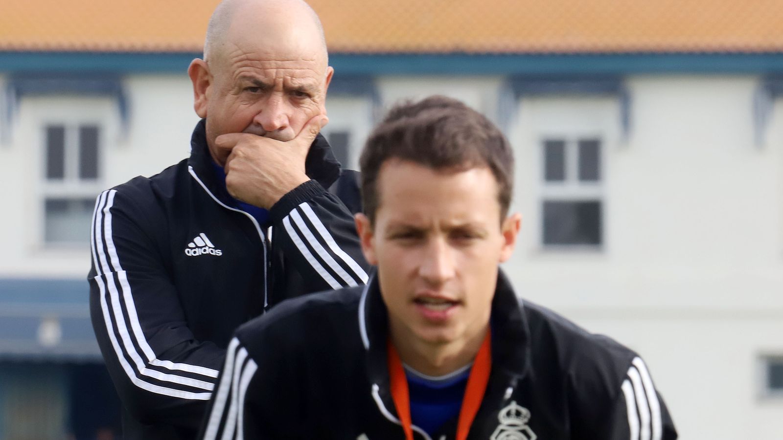 Juan Nicoilás, en pleno trabajo; Claudio Barragán observa en segundo término.