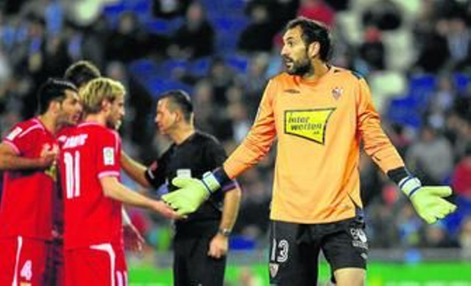 Diego López se encoje de hombros extrañado, mientras que al fondo Rakitic, Spahic y Fazio protestan a Múñiz la señalización del penalti.