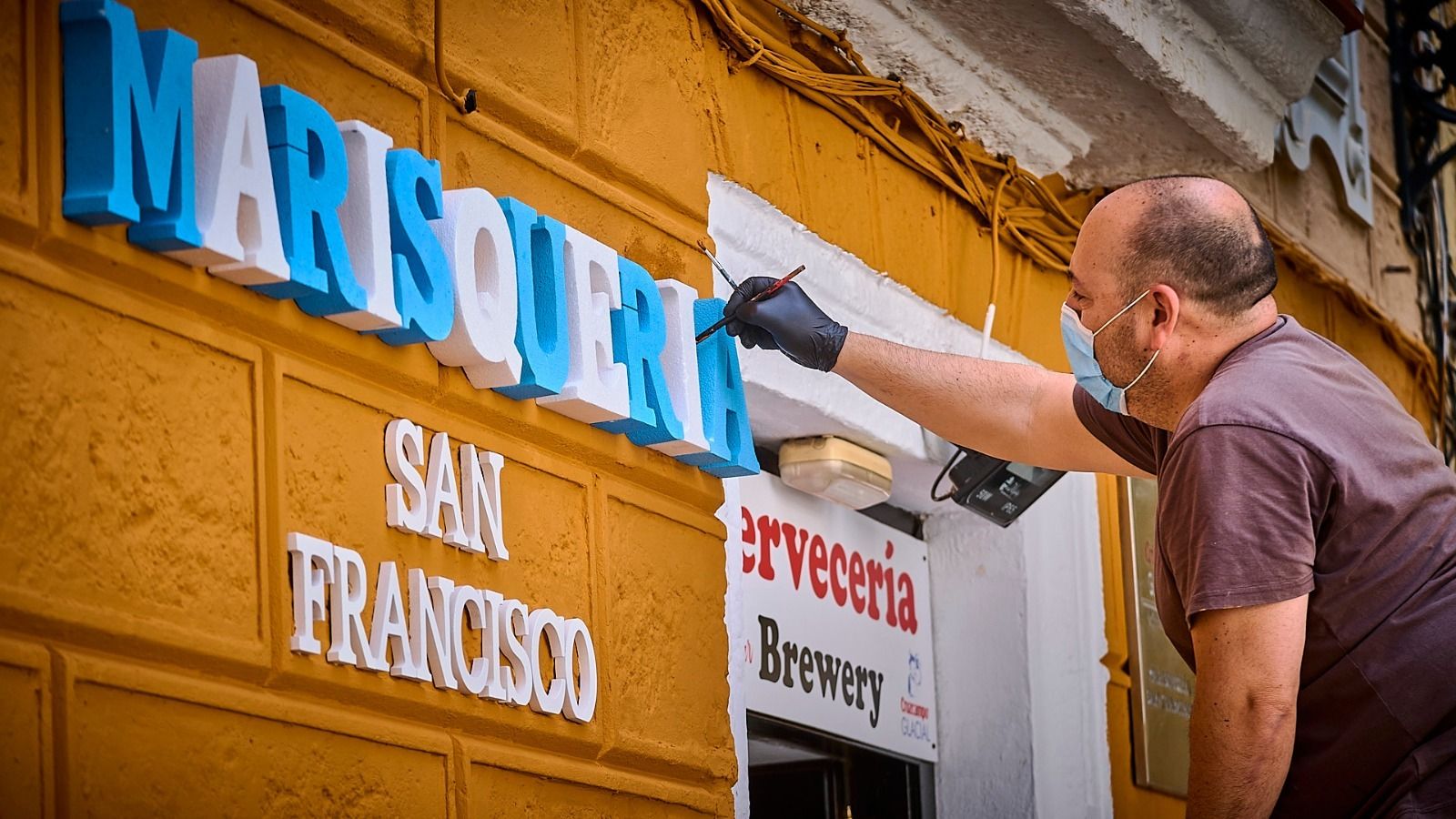 Un hostelero de la plaza de San Francisco prepara su negocio para la reapertura