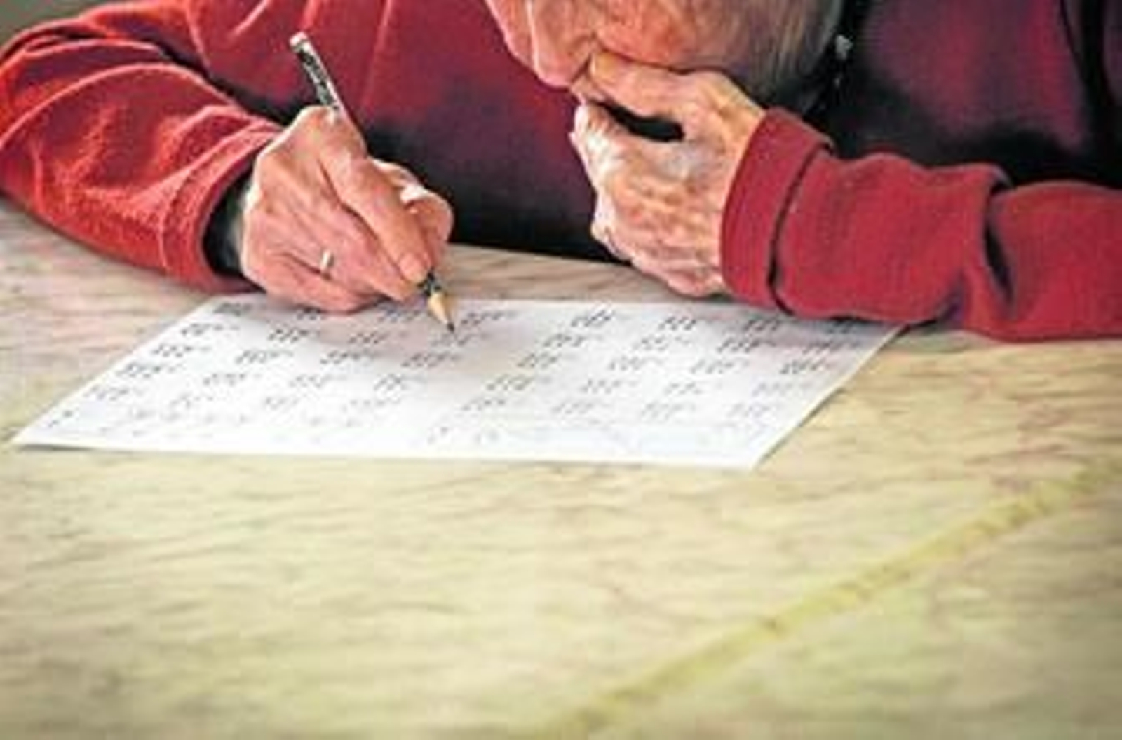 Una persona realiza un actividades para ejercitar la memoria.