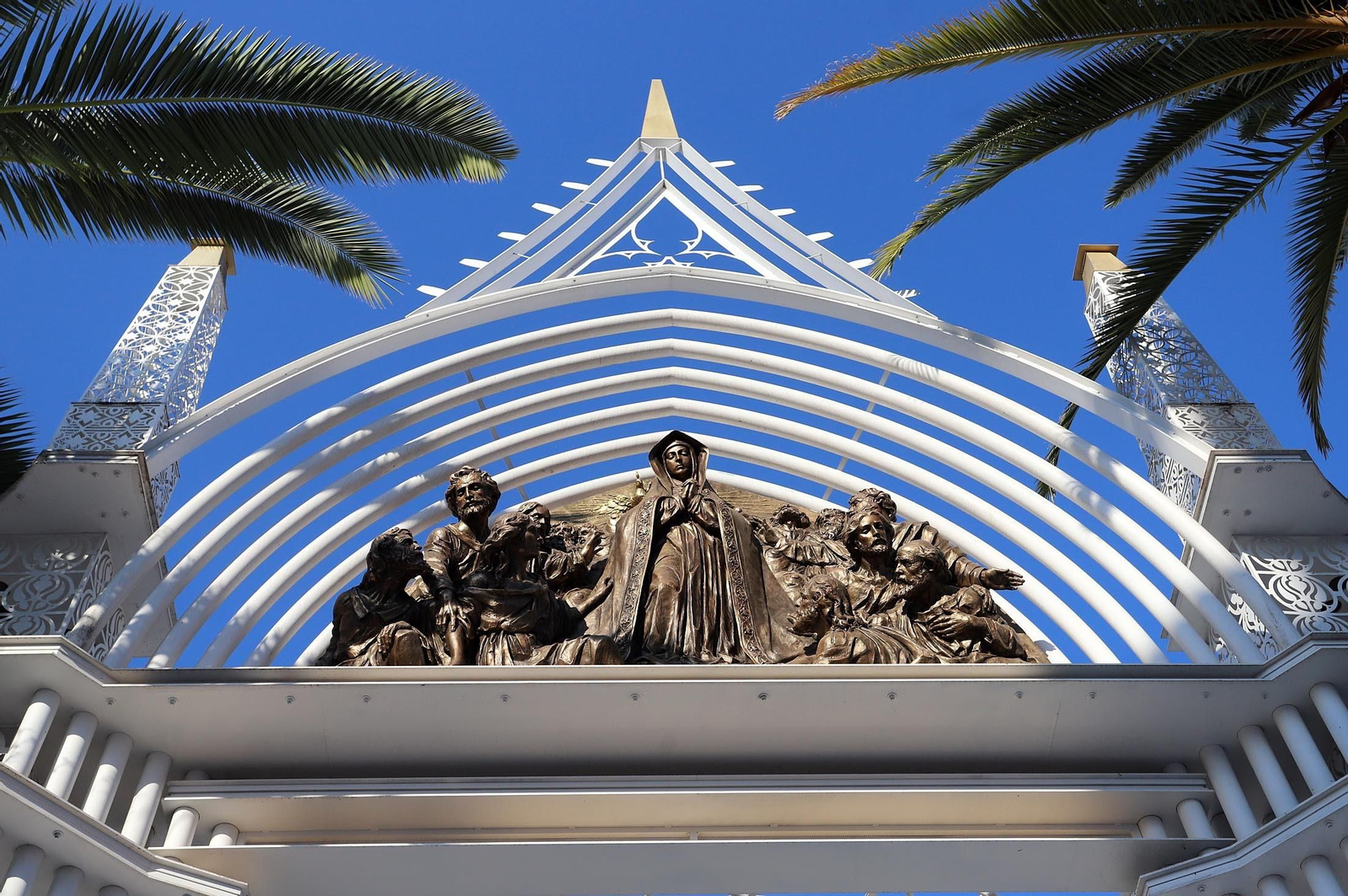 Imágenes de la Virgen del Rocío y sus nuevas andas