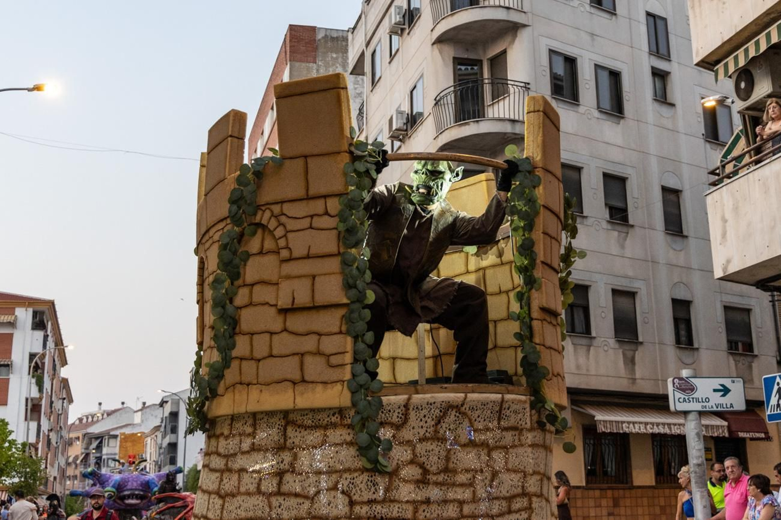 Pasacalles inaugural, fuegos artificiales e iluminación de la portada de feria y del recinto ferial de la Feria de San Bartolomé en Martos