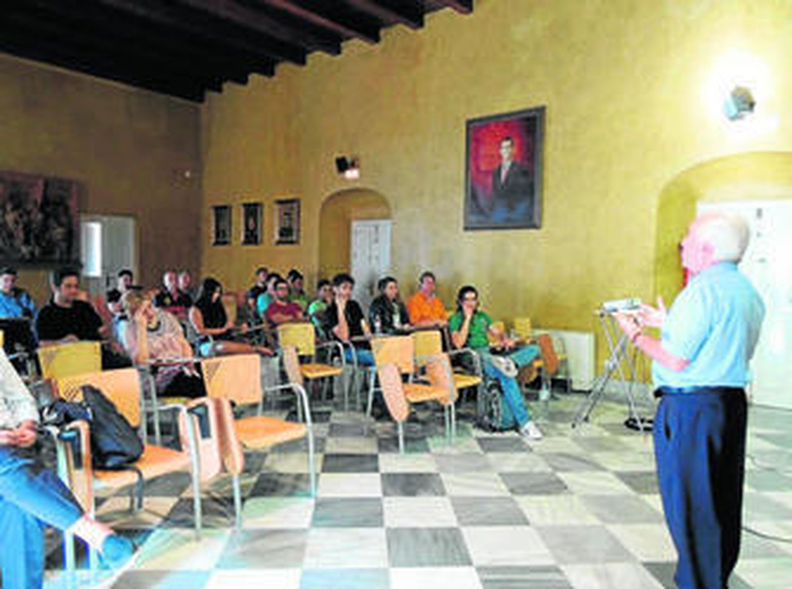 Un momento de la intervención de Fernando Crespo ante los asistentes del curso, ayer por la mañana.