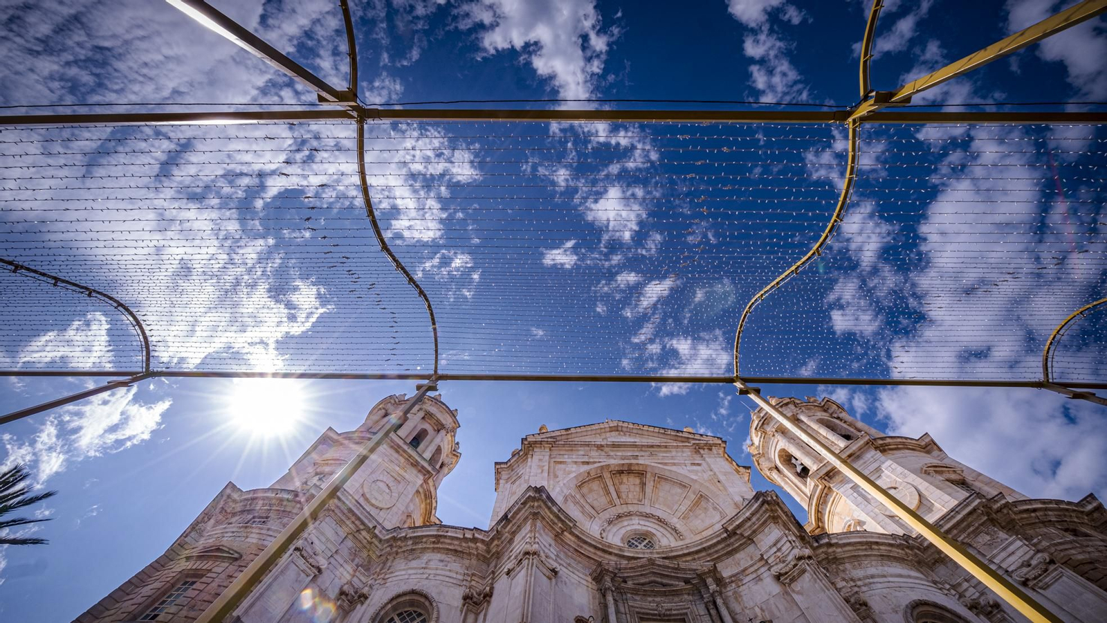 Montaje de la instalación del Canal Fenicio Bahía - Caleta con espectáculo de luz y sonido en la Plaza de la catedral.