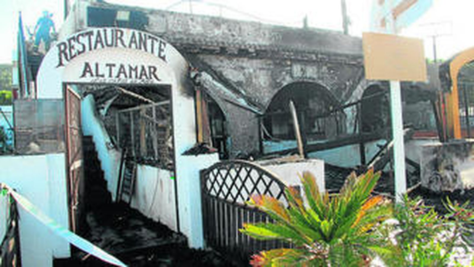 El inmueble afectado por el incendio, ayer por la mañana, cuando los bomberos aún trabajaban en el lugar.